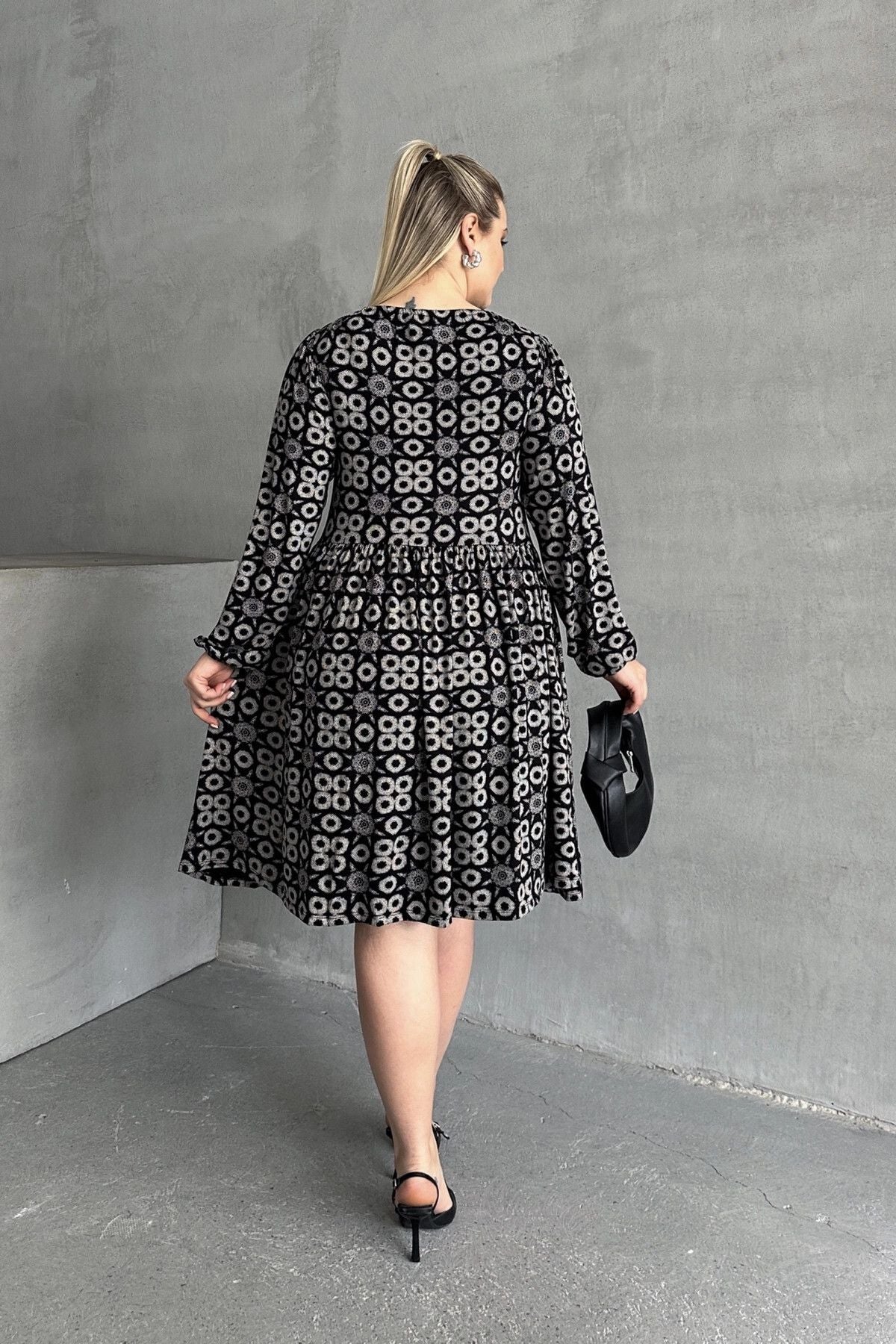 Büyük Beden Uzun Kollu Yakası Bağlamalı Eteği Pileli Elbise 100-75