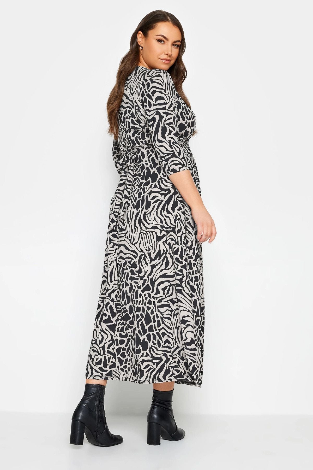 Büyük Beden V Yaka Desenli Kuşaklı Likralı Yarım Kol Anvelop Elbise 302633