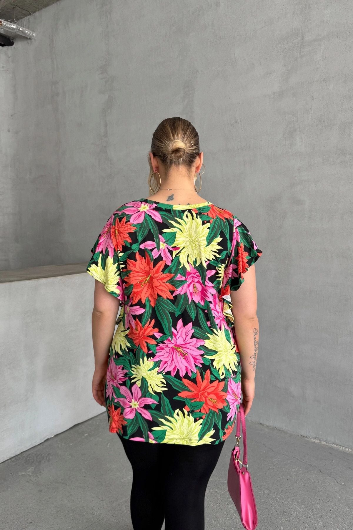 Büyük Beden Bisiklet Yaka Kolları Fırfır Detaylı Çiçek Desenli Bluz 1060