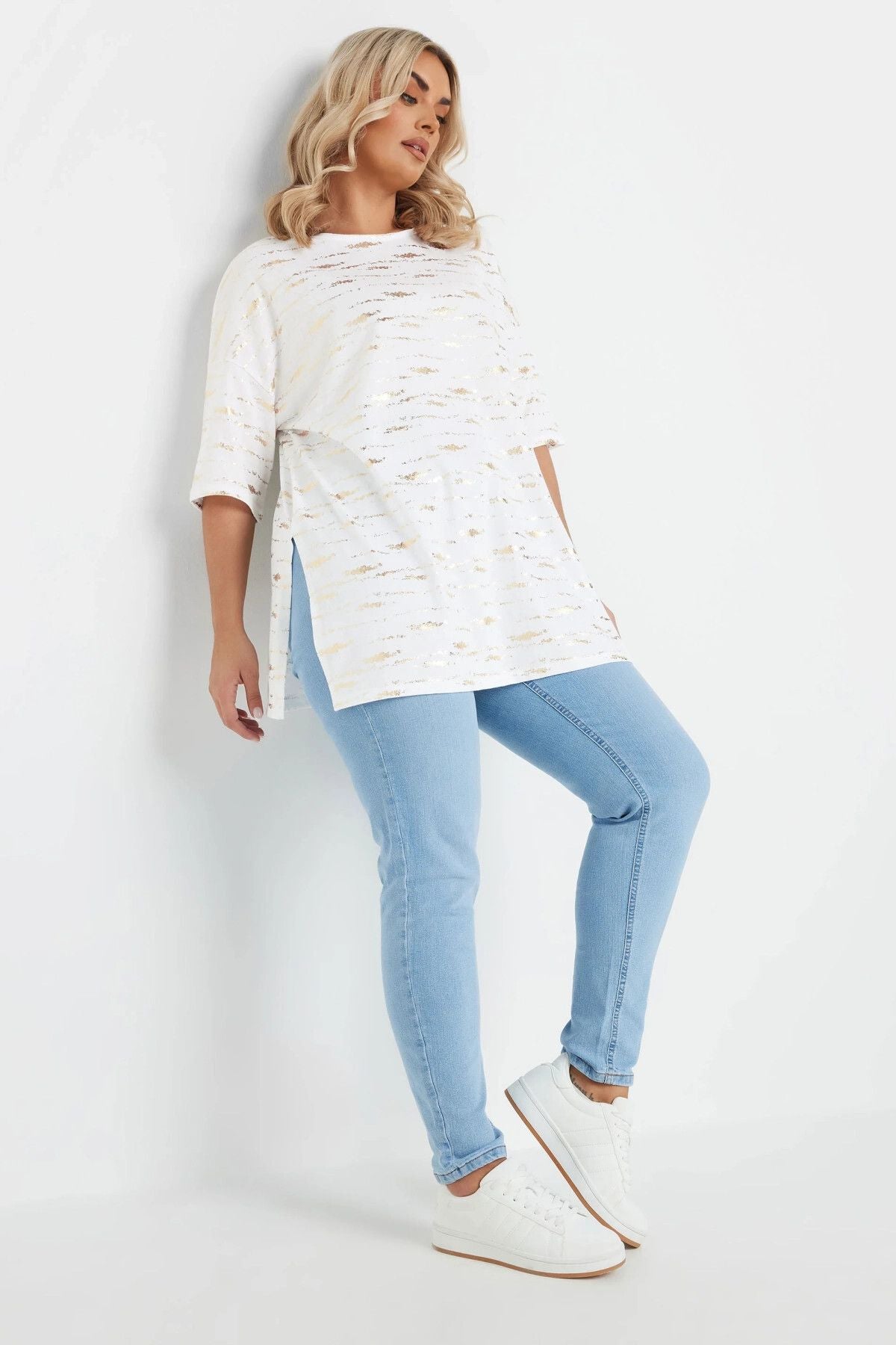 Büyük Beden Kısa Kollu Bisiklet Yaka Yanları Yırtmaçlı Metalik Baskılı T-shirt 303955