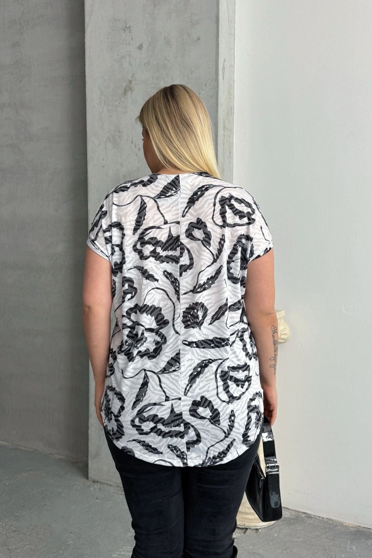 Büyük Beden Kısa Kollu V Yaka Desenli T-shirt 97-83