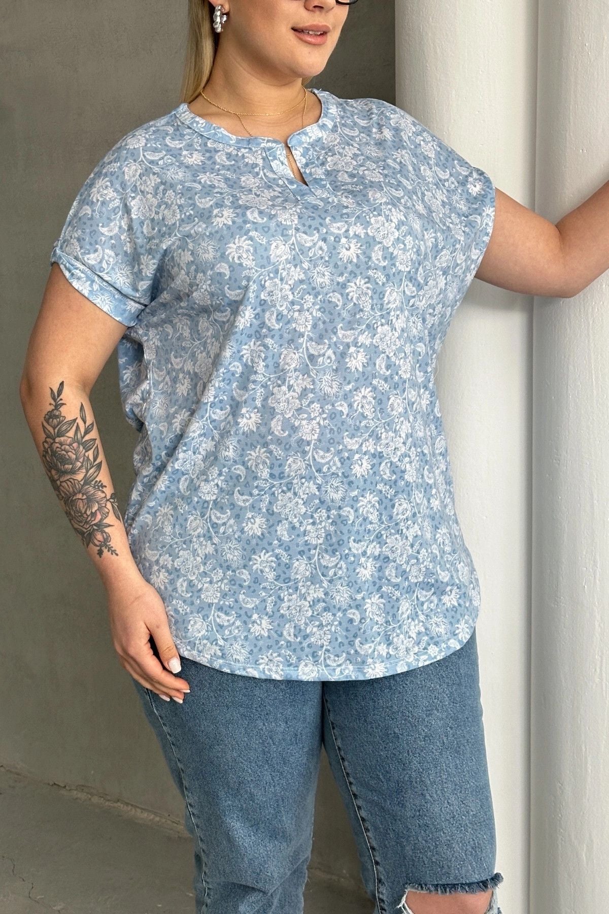 Büyük Beden Kısa Kollu Çentik V Yaka Desenli Bluz 97-79