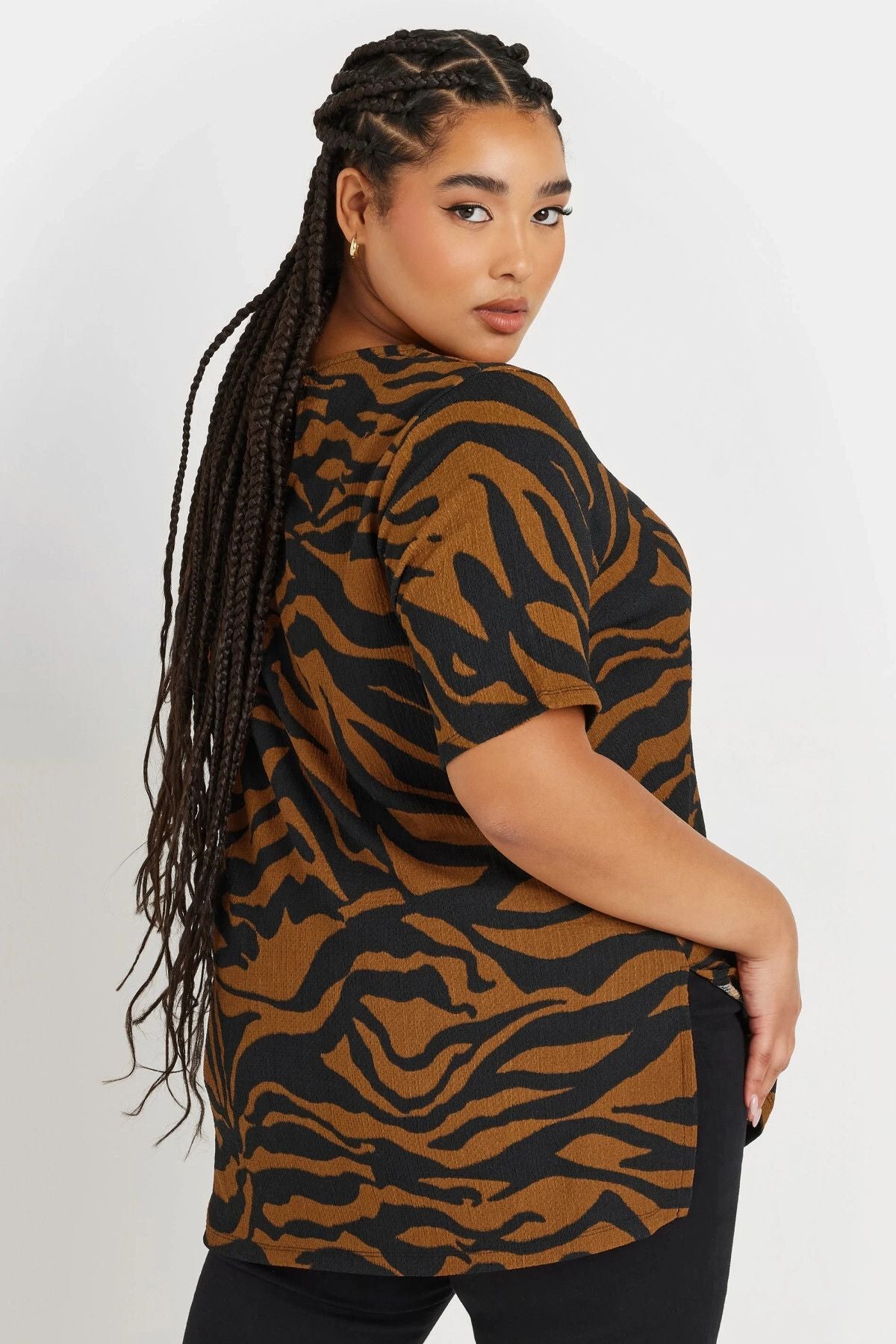 Büyük Beden Kısa Kollu Bisiklet Yaka Yanı Yırtmaçlı Desenli Bluz 303739