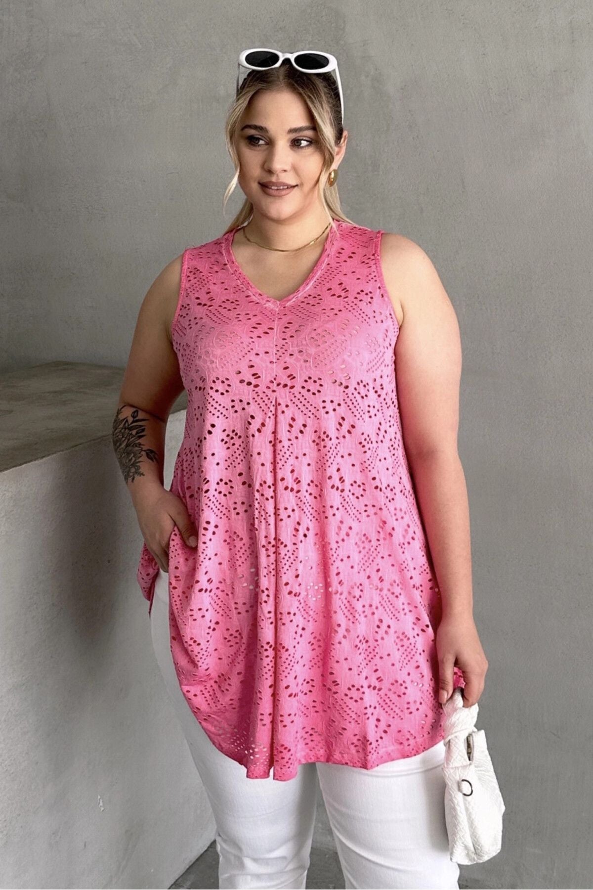 Büyük Beden V Yaka Sıfır Kol Dantel Detaylı Astarsız Bluz 302967