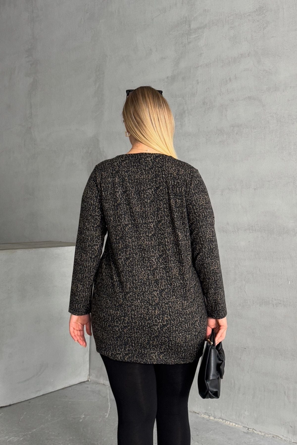 Büyük Beden V Yaka Önü Fermuarlı Yırtmaç Detaylı Leopar Desenli Bluz 173672