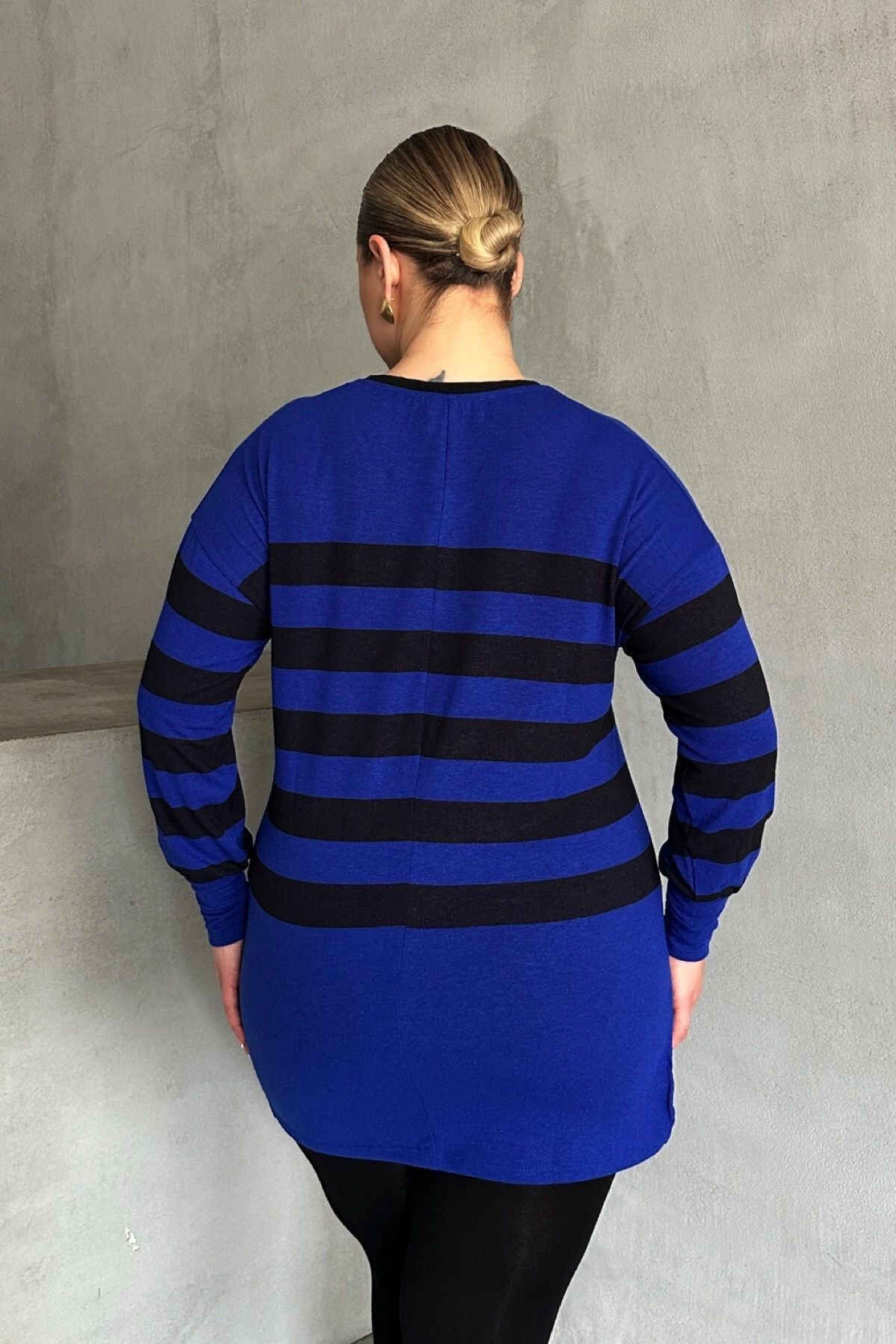 Büyük Beden V Yaka Çizgili Yırtmaç Detaylı İnce Kumaşlı Uzun Bluz 301567