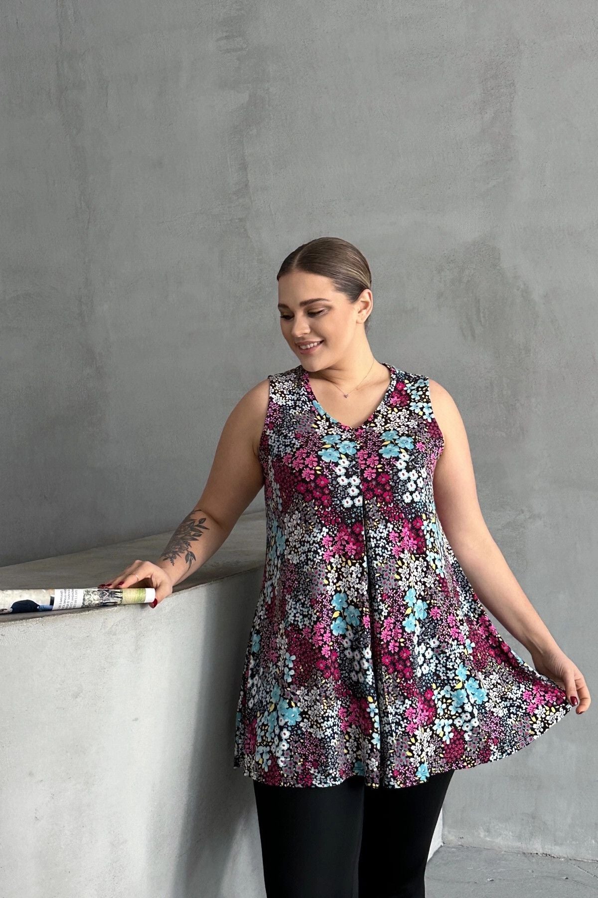 Büyük Beden V Yaka Sıfır Kol Çiçek Desenli Bluz 302261