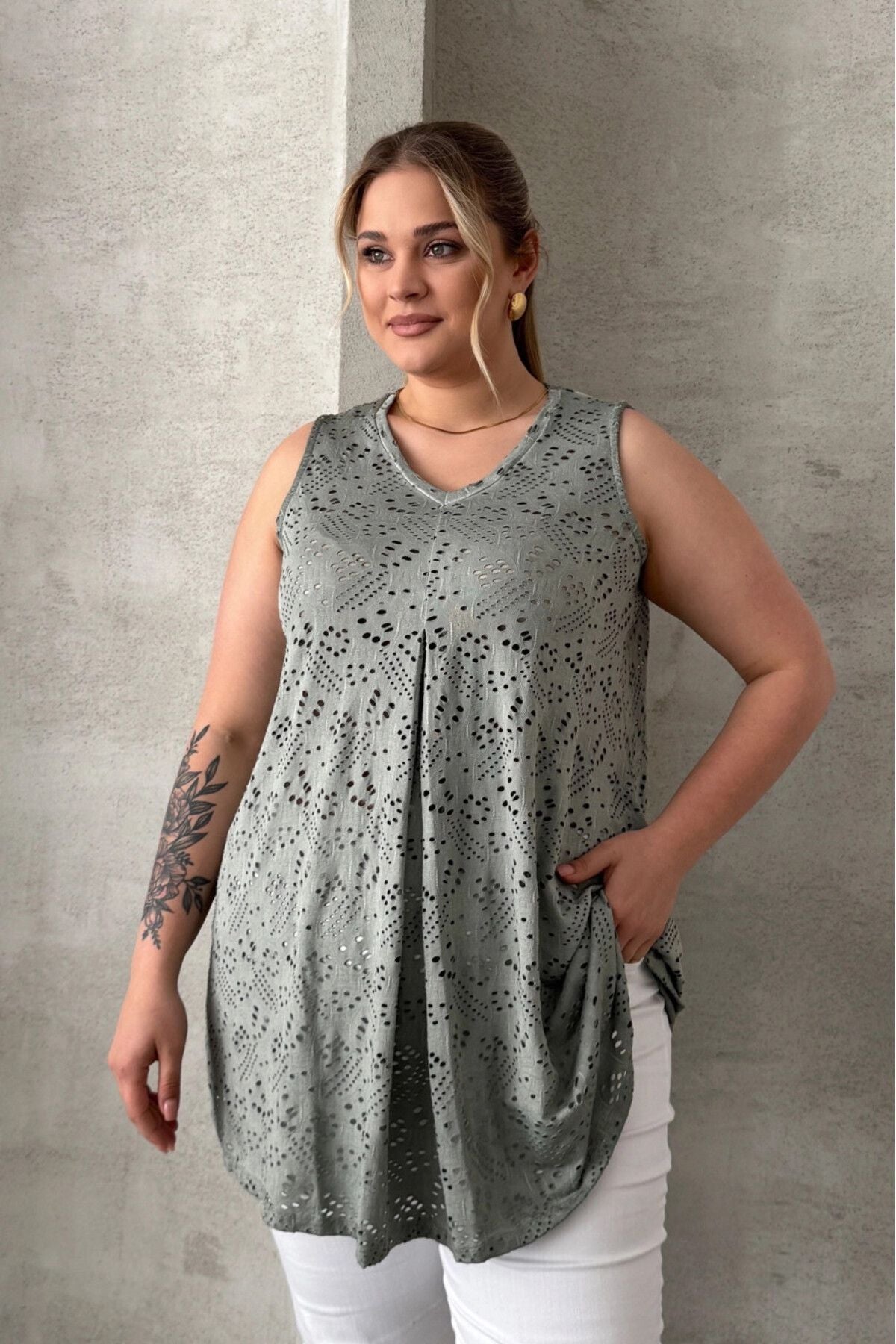 Büyük Beden V Yaka Sıfır Kol Dantel Detaylı Astarsız Bluz 302964