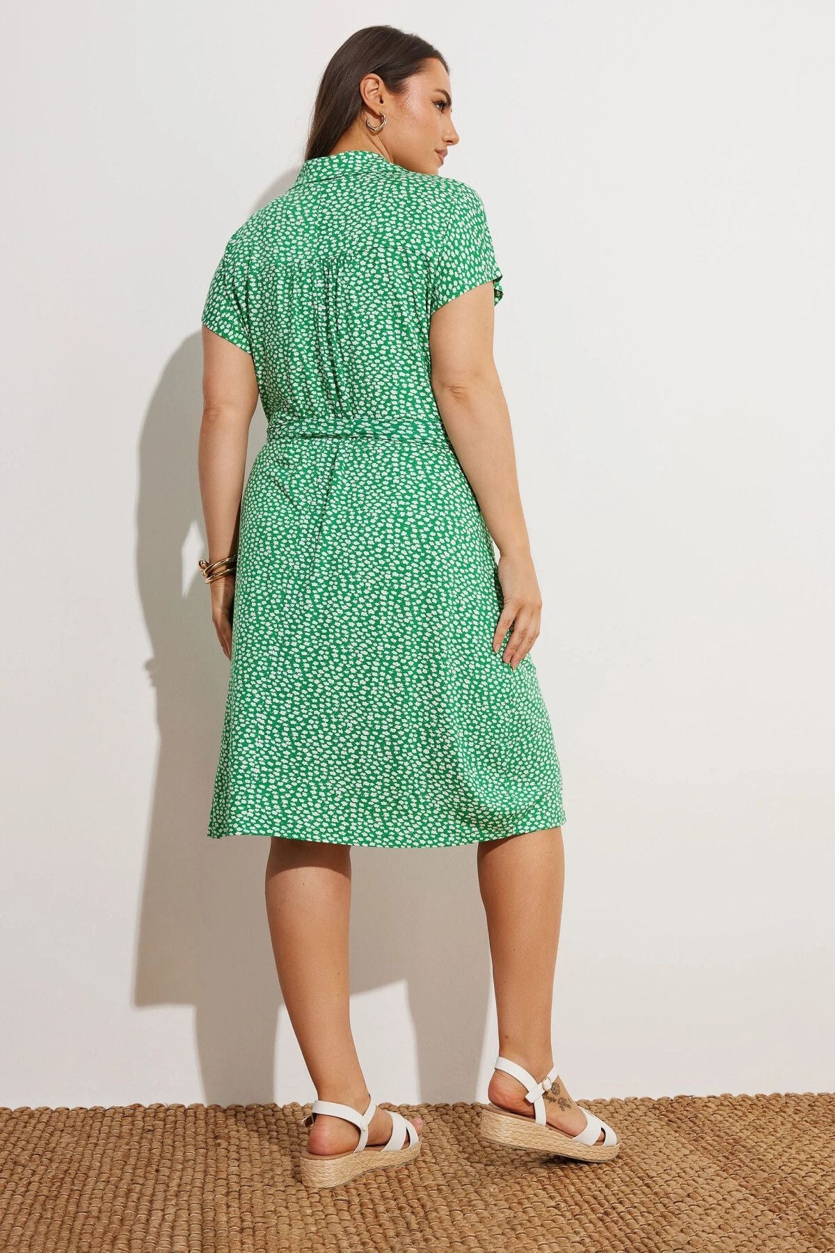 Büyük Beden Çiçek Desenli Midi Boy Beli Kuşaklı Düğmeli Elbise 303329