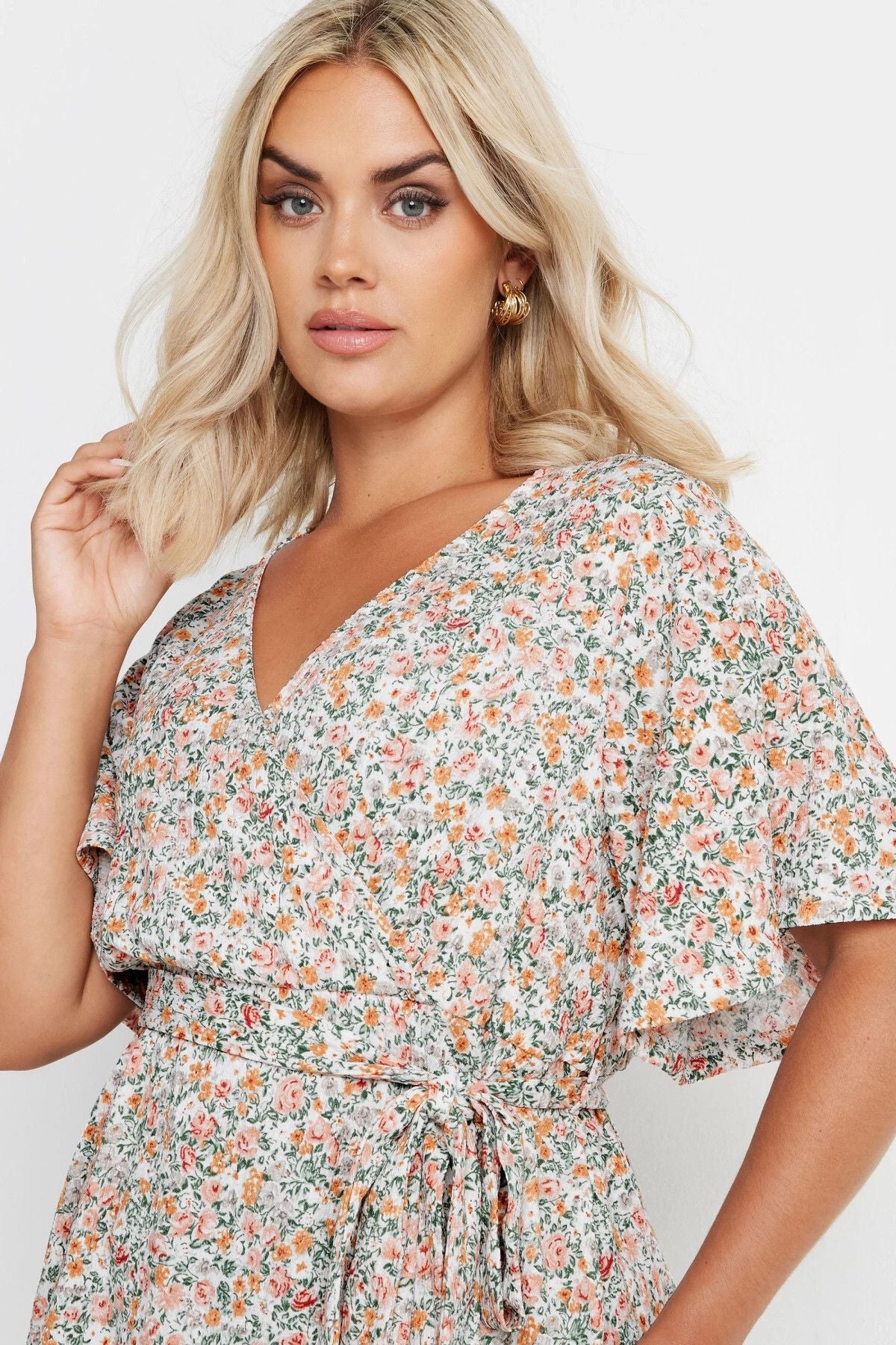 Büyük Beden Kısa Kollu V Yaka Önü Kuşaklı Desenli Eteği Bollaşan Bluz 321935