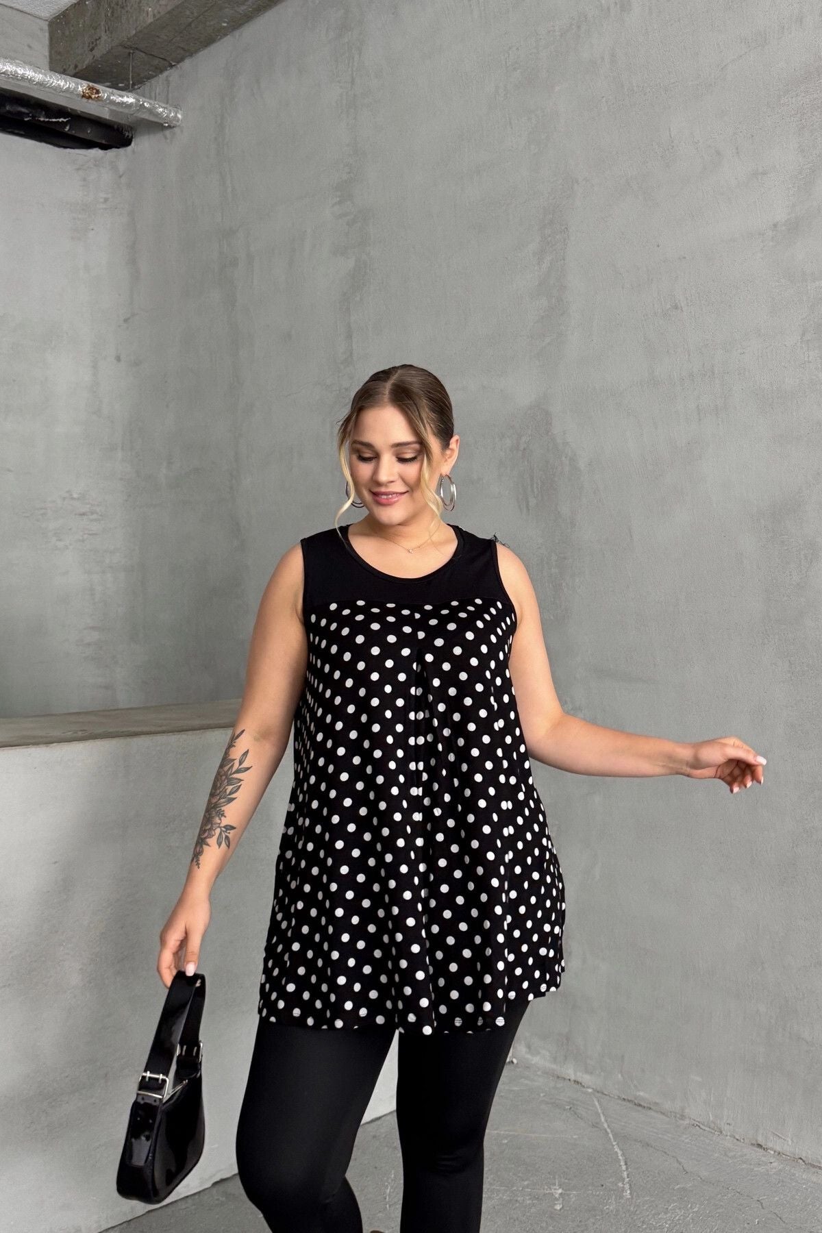 Büyük Beden Sıfır Kol Bisiklet Yaka Puantiyeli Pileli Bluz 302250