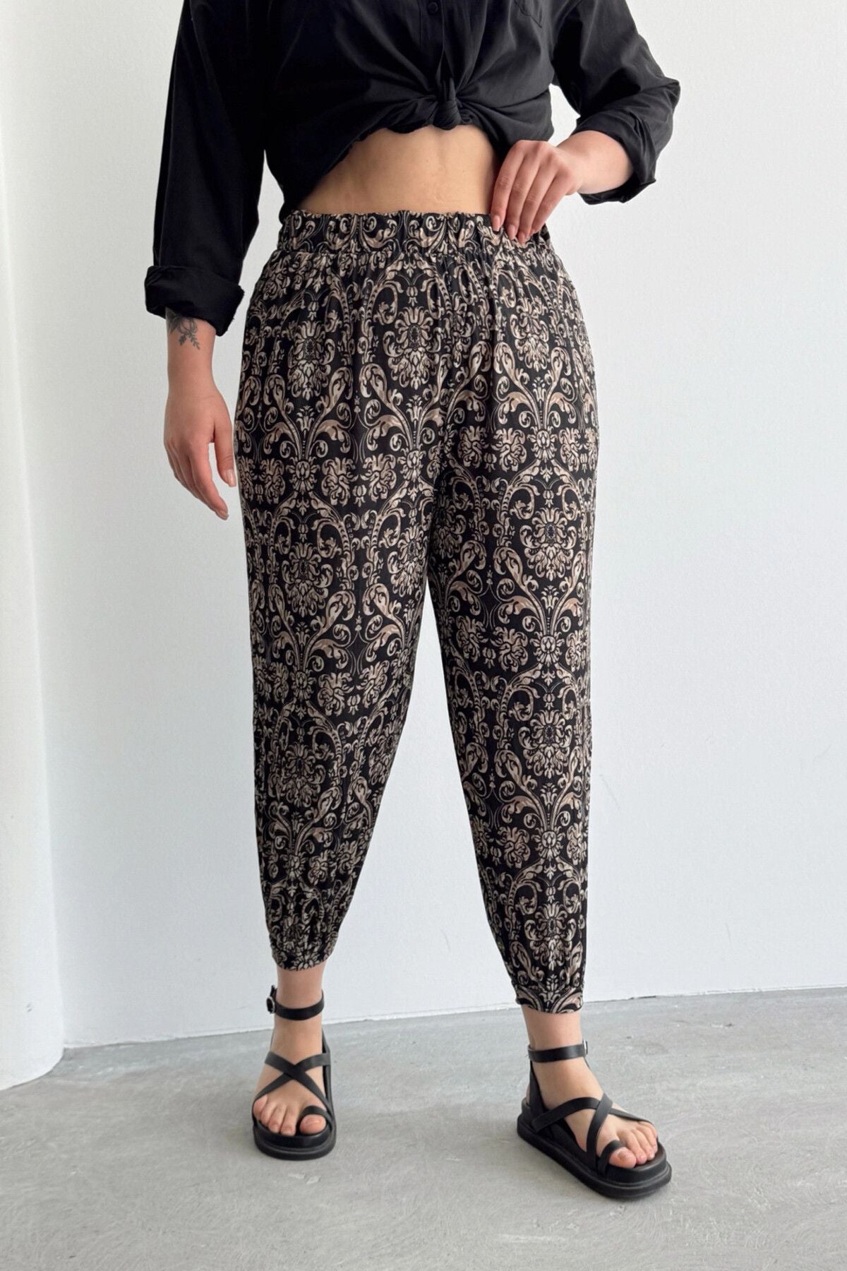 Büyük Beden Beli ve Paçası Lastikli Cepli Desenli Şalvar Pantolon 74-75