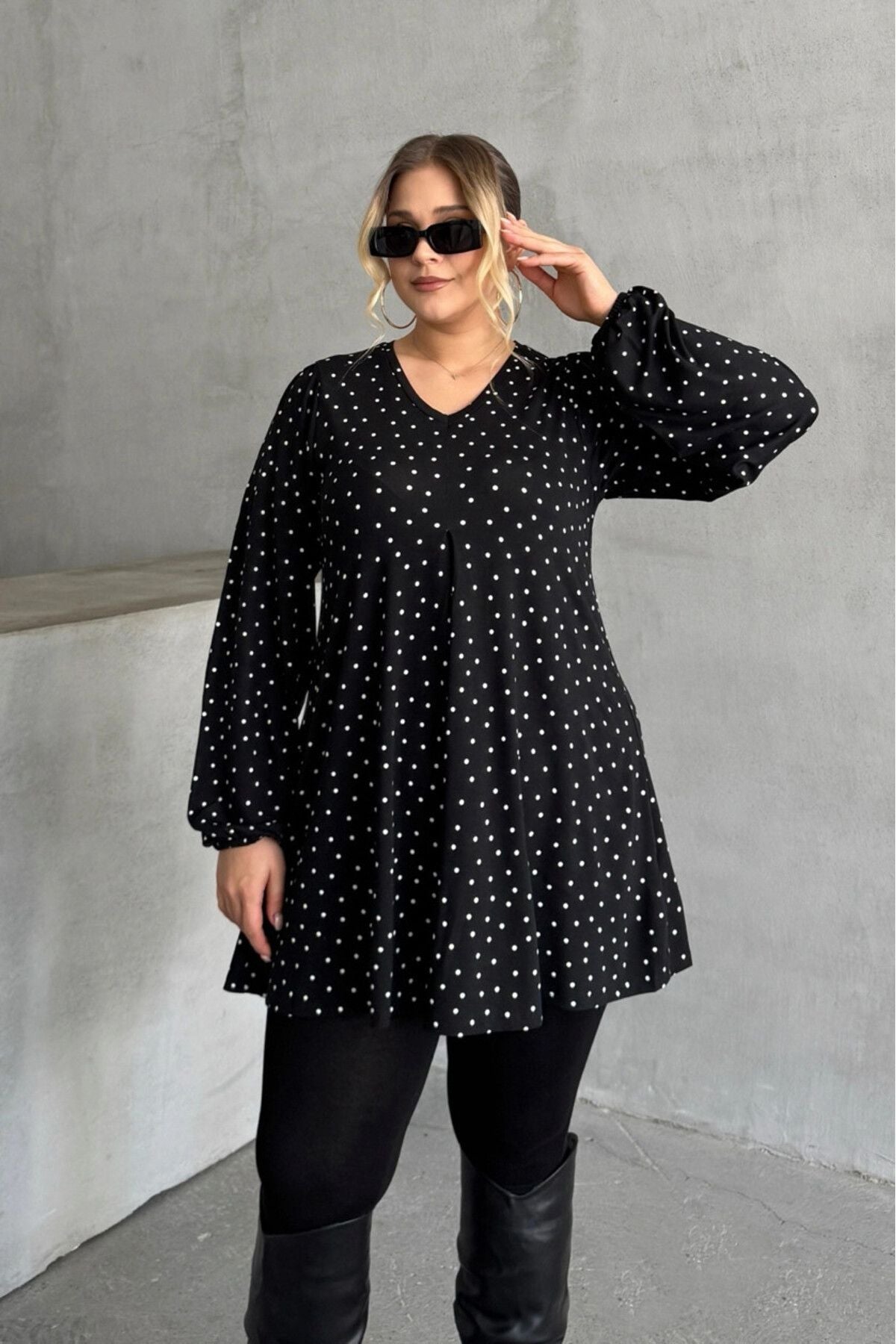 Büyük Beden Uzun Kollu Önü Pileli Bilekleri Lastikli Puantiyeli Bluz 322348