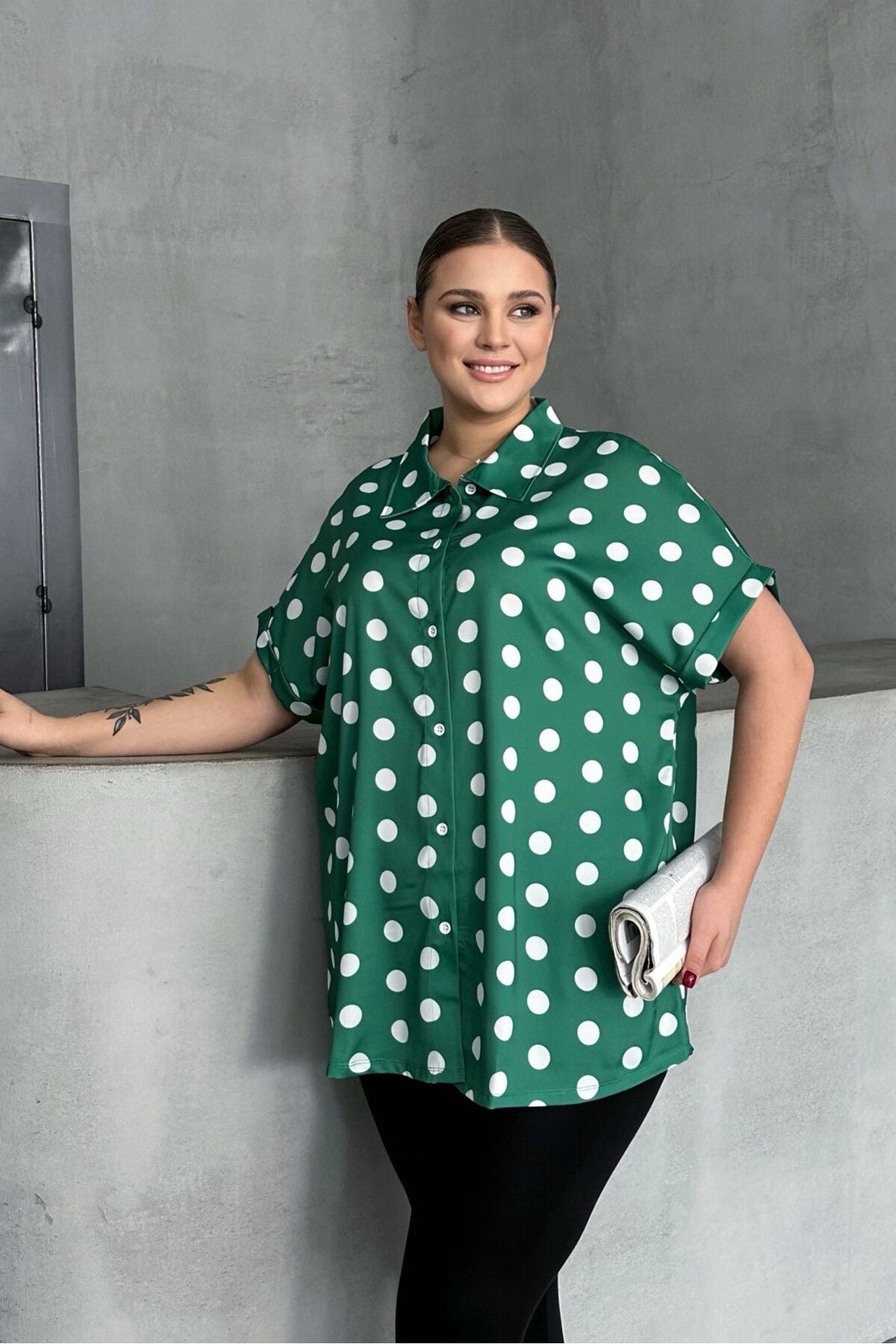 Büyük Beden Önü Düğmeli Kısa Kollu Puantiye Desenli Gömlek 303461