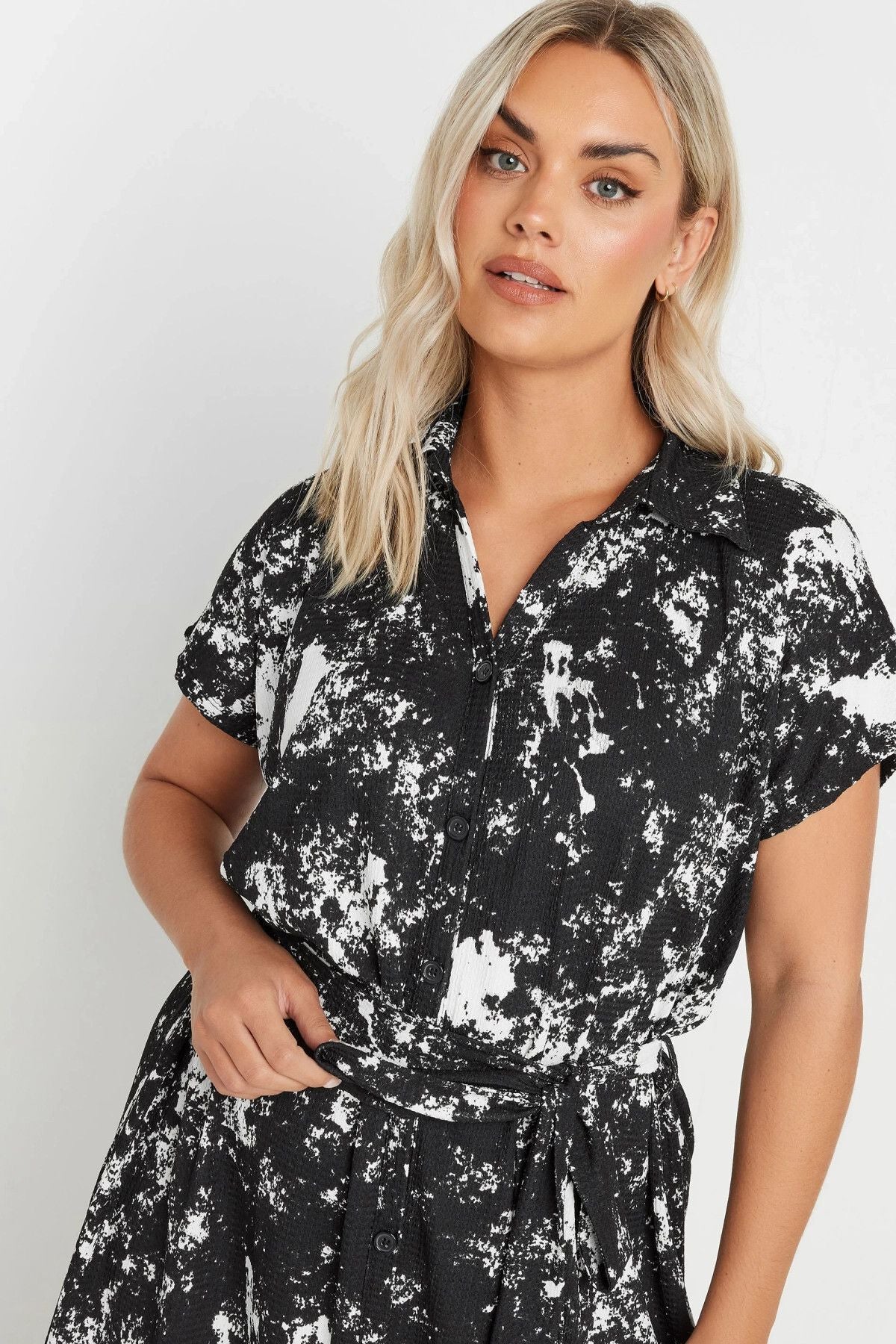 Büyük Beden Soyut Desenli Önü Düğmeli Kuşaklı Midi Boy Elbise 303330