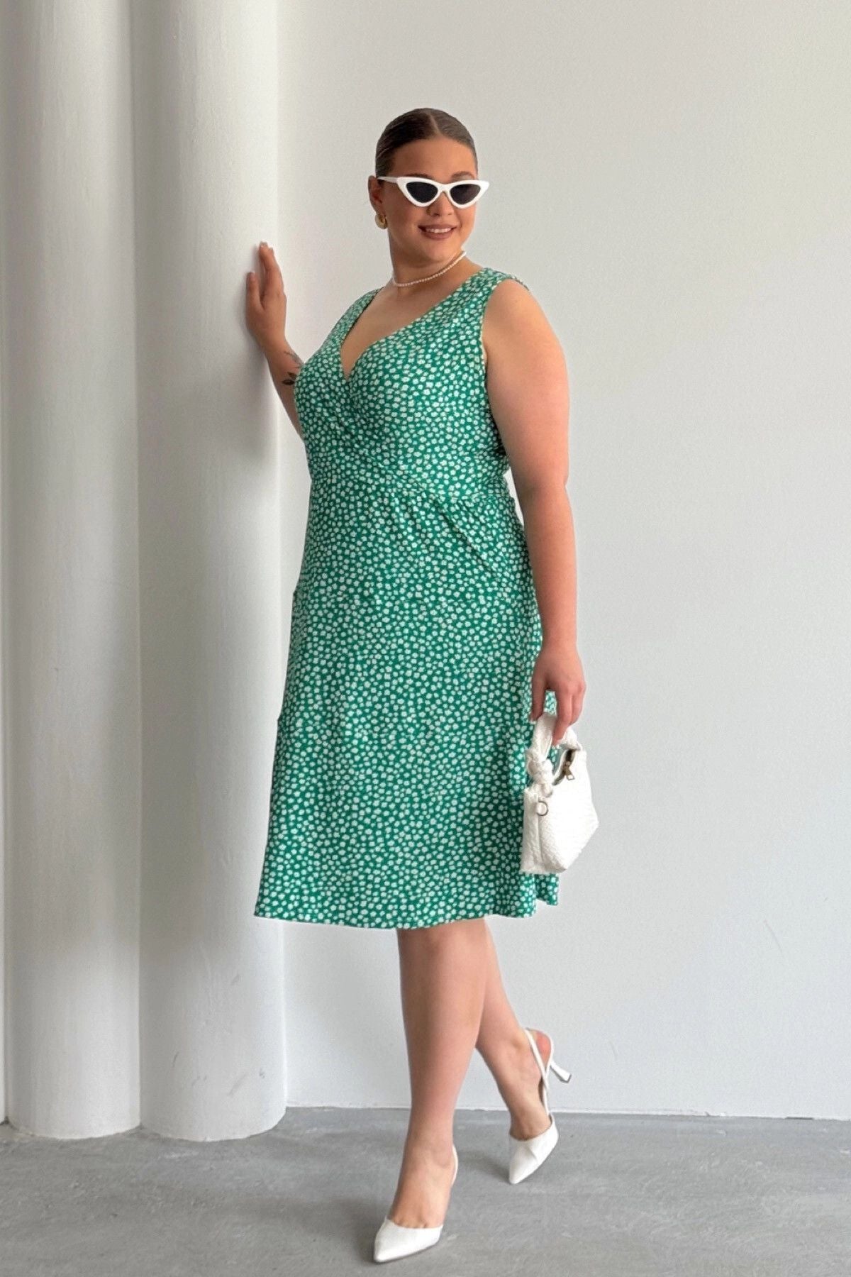 Büyük Beden V Yaka Beli Lastikli Çiçek Desenli Elbise 300916