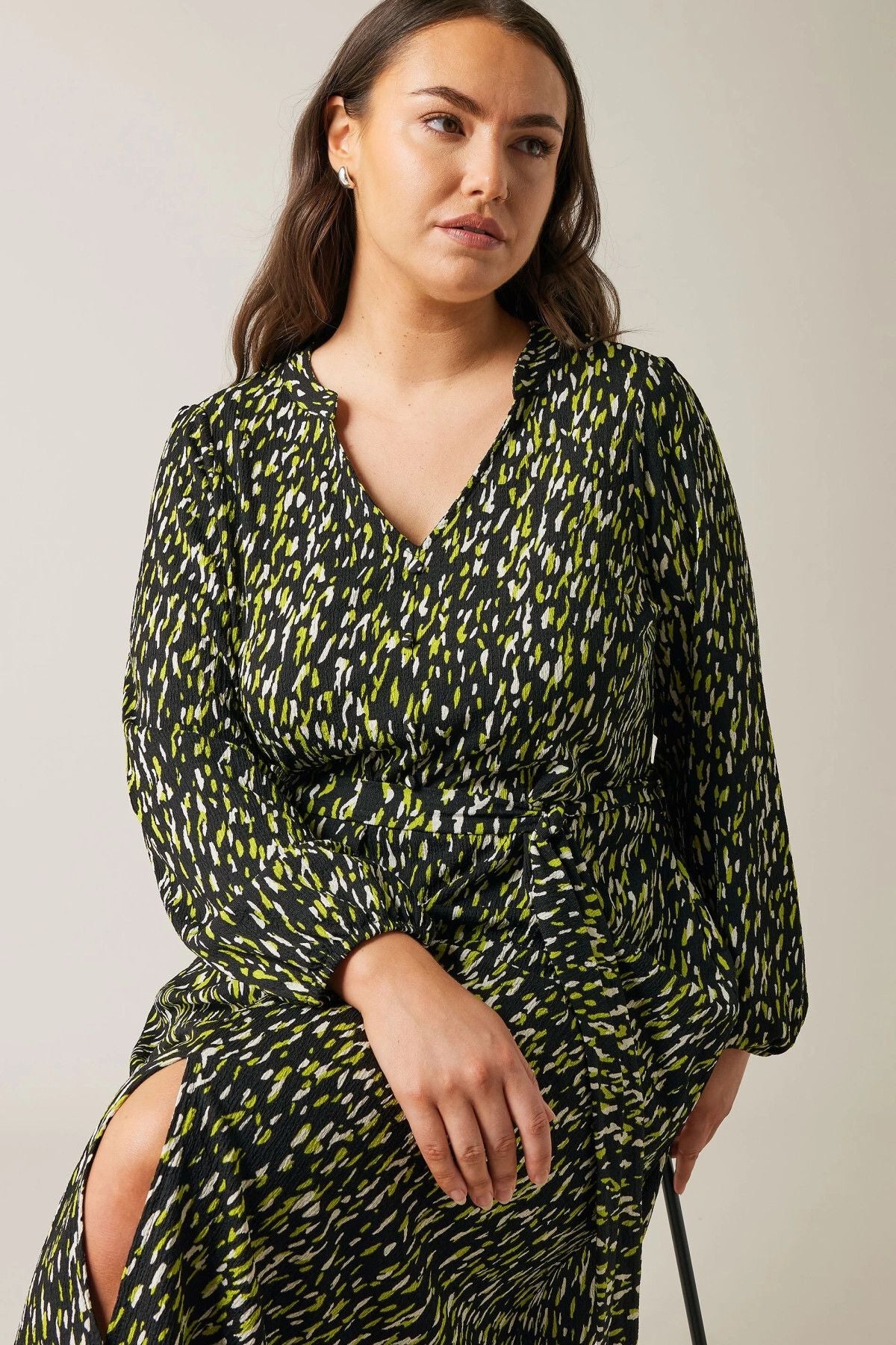 Büyük Beden V Yaka Kolları Lastikli Yırtmaç Detaylı Midi Boy Elbise 615628