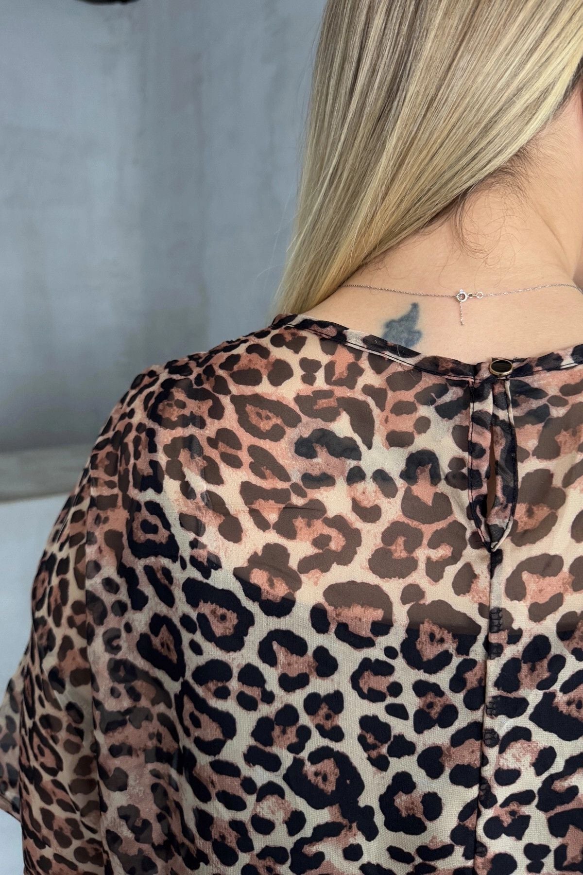 Büyük Beden Bisiklet Yaka Yarım Kollu Astarlı Transparan Bluz 303631