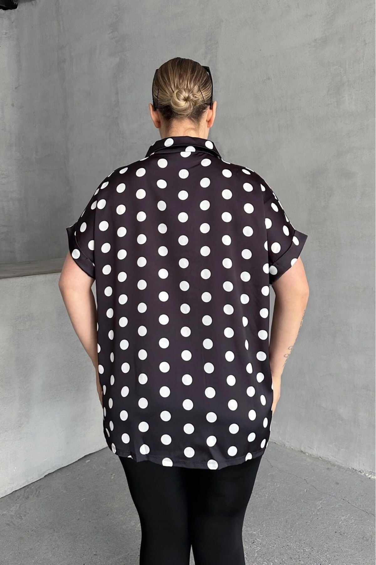 Büyük Beden Önü Düğmeli Kısa Kollu Puantiye Desenli Gömlek 303460