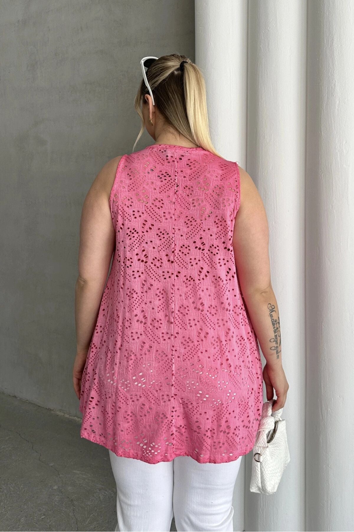 Büyük Beden V Yaka Sıfır Kol Dantel Detaylı Astarsız Bluz 302967