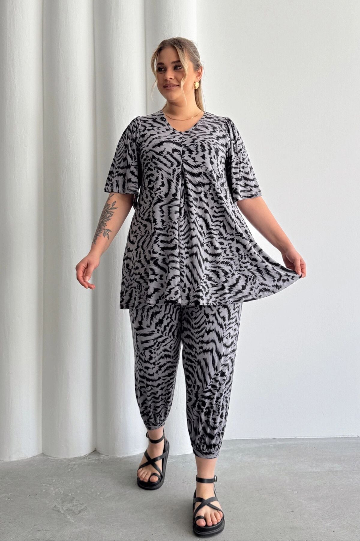 Büyük Beden V Yaka Kısa Kollu Eteği Bollaşan Desenli Bluz 99-5