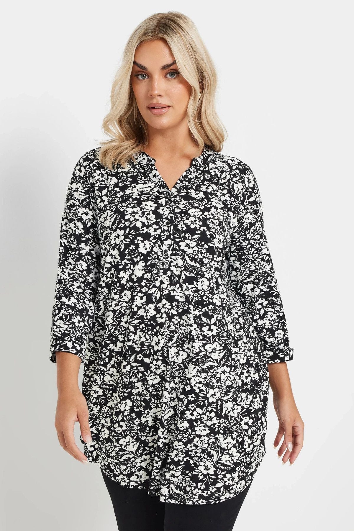 Büyük Beden Yarım Kollu Önü Düğmeli Çiçek Desenli Gömlek 322267