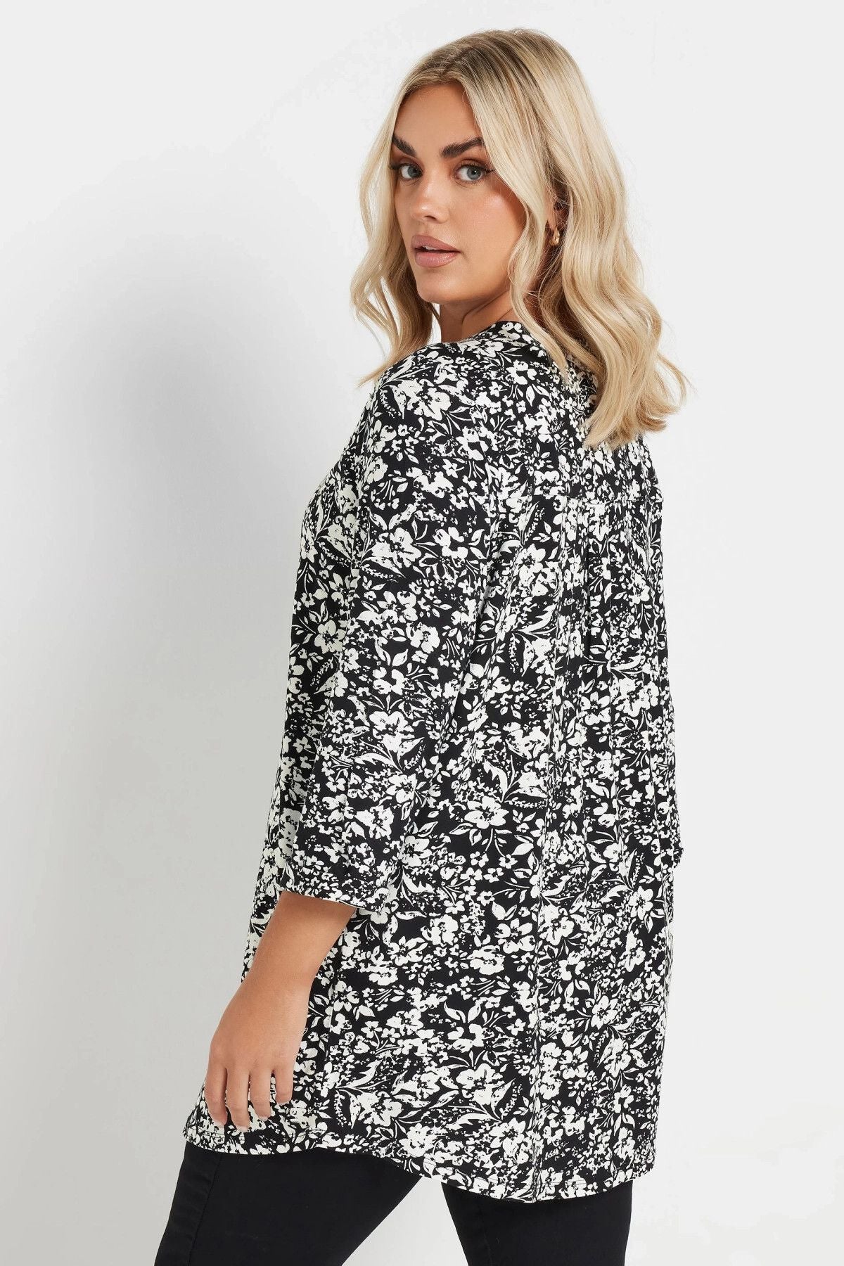 Büyük Beden Yarım Kollu Önü Düğmeli Çiçek Desenli Gömlek 322267