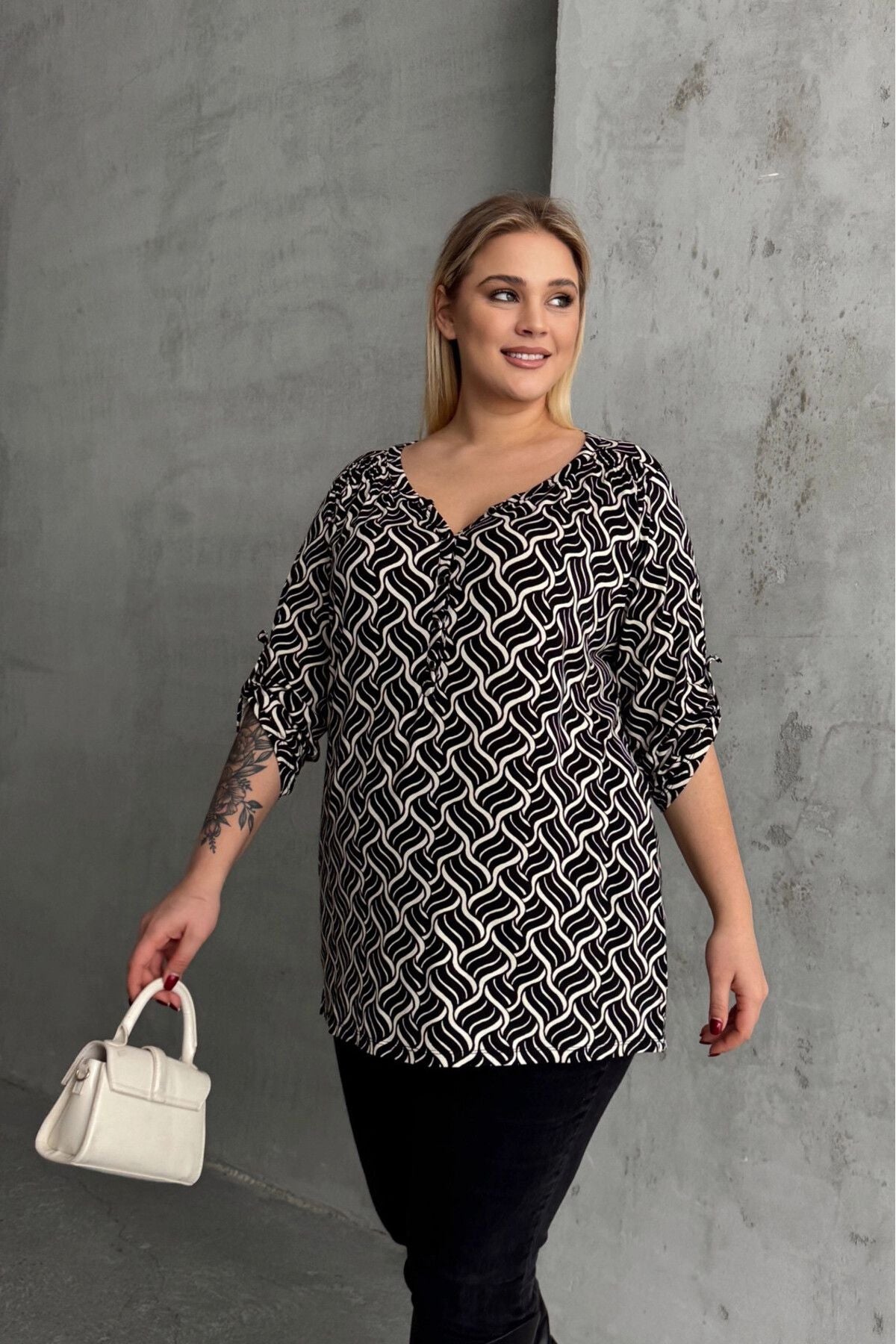Büyük Beden V Yaka Önü Düğmeli Kolları Katlama Detaylı Likralı Bluz 1016