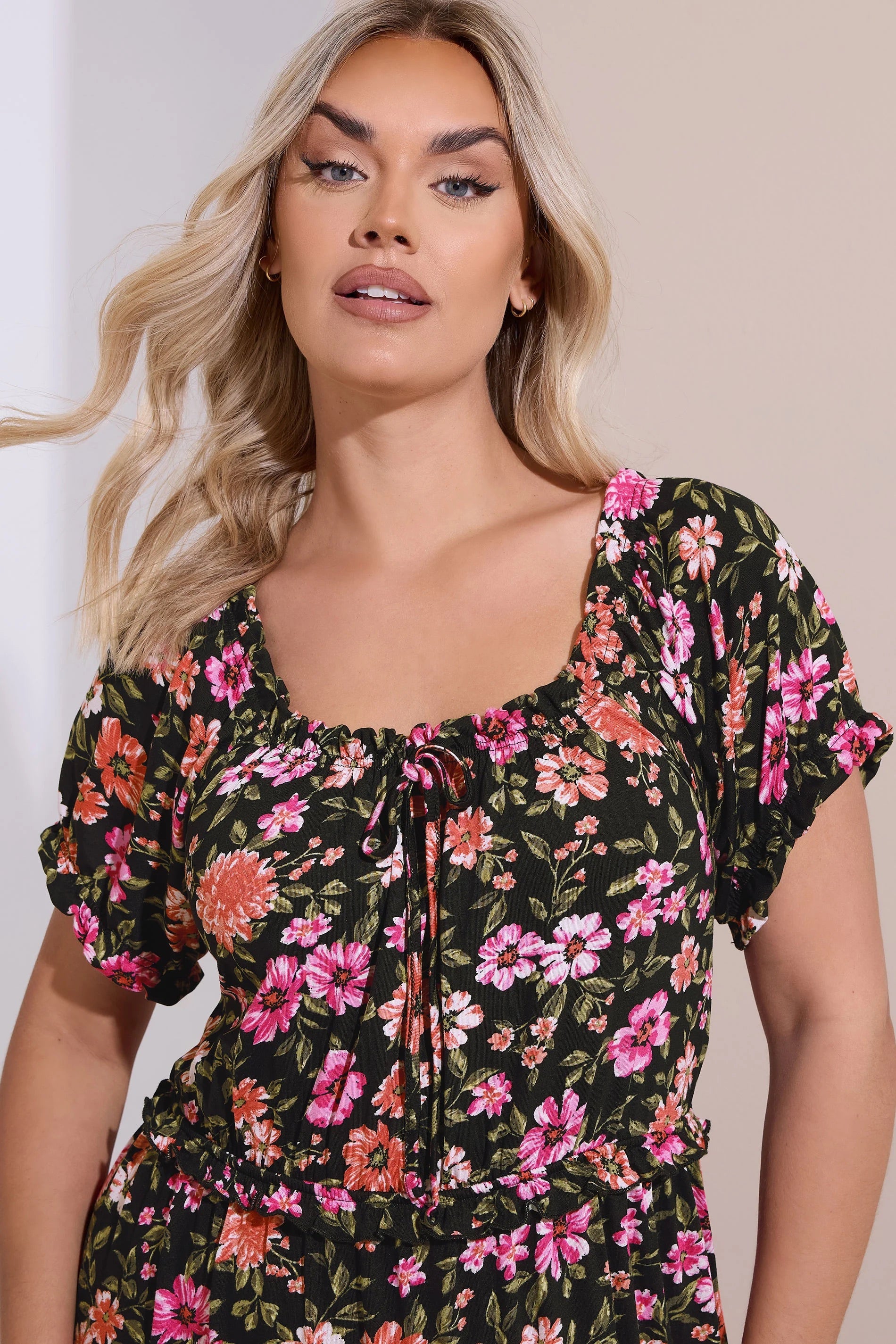 Büyük Beden Kısa Kollu Çiçek Desenli Yakası Büzgülü Maxi Elbise 270237