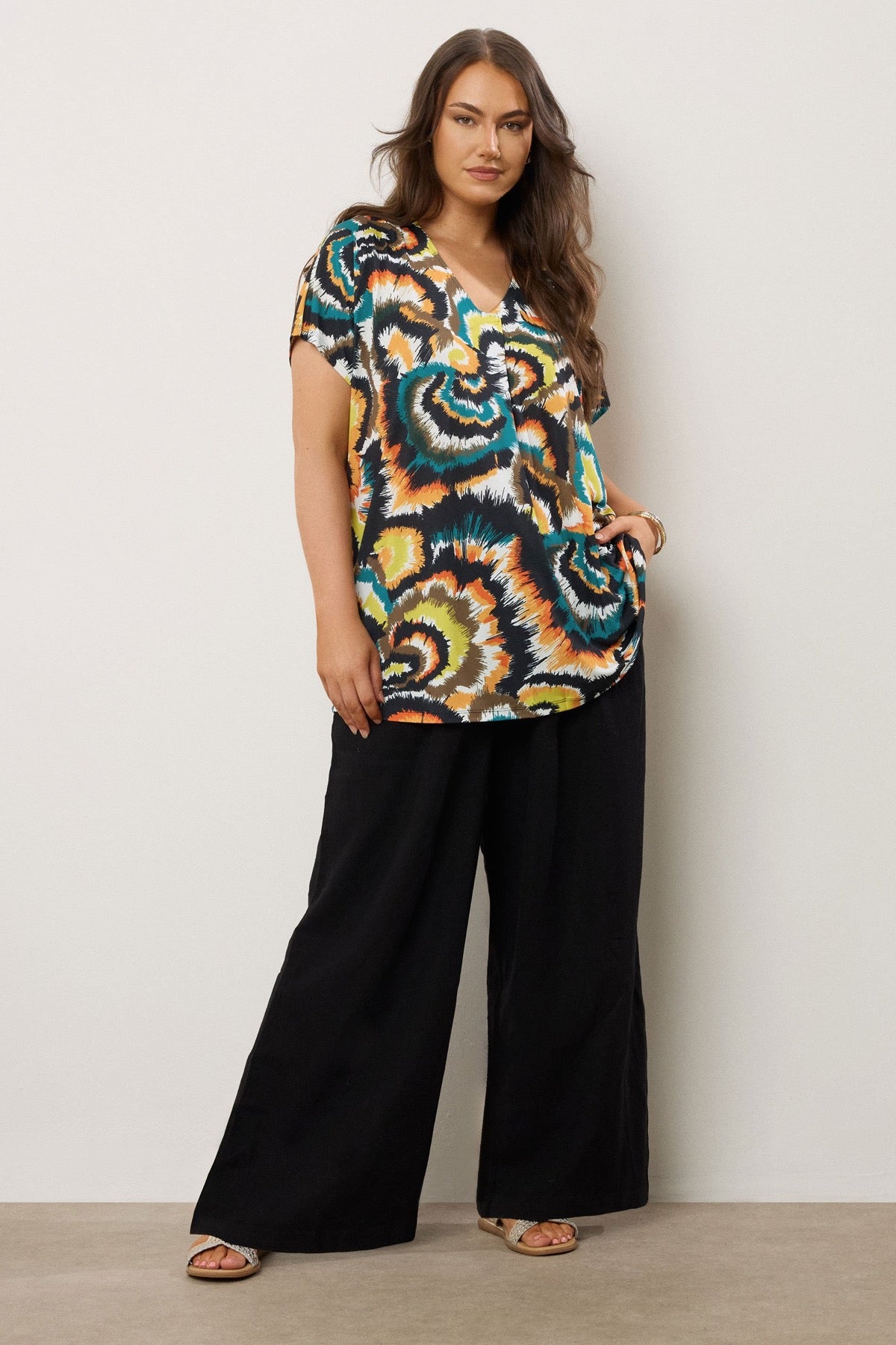 Büyük Beden V Yaka Kısa Kollu Soyut Desenli Asimetrik Kesim T-shirt 616346