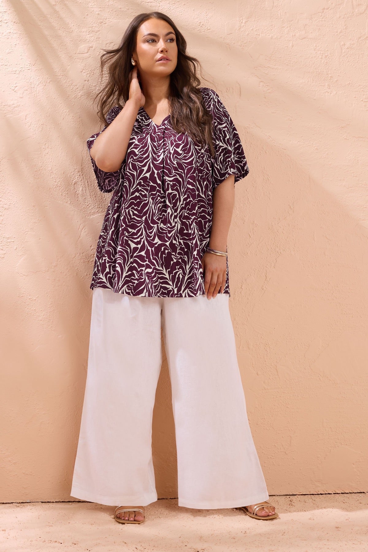 Büyük Beden V Yaka Kısa Kollu Soyut Desenli Asimetrik Kesim T-shirt 616219