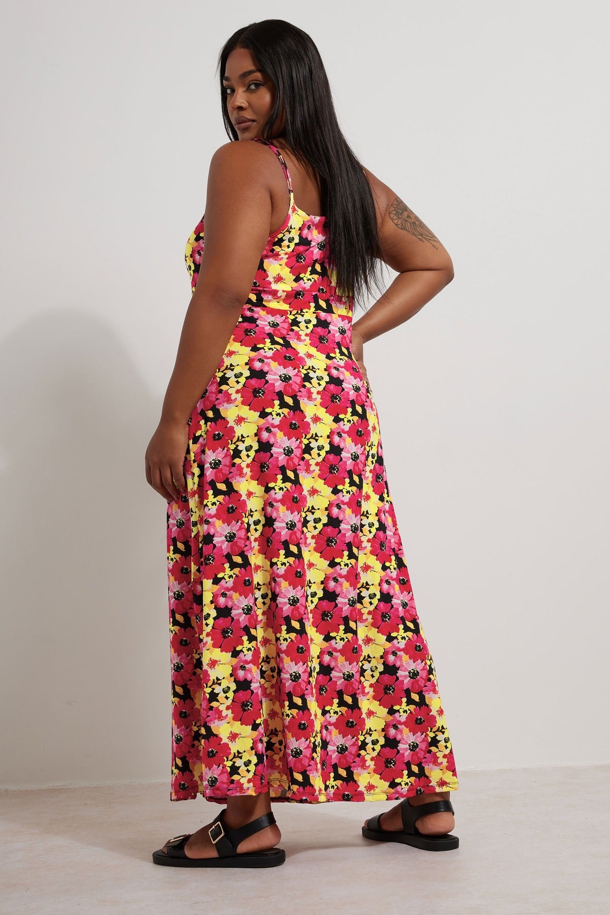 Büyük Beden Önü Büzgülü Askılı Çiçek Desenli Düğmeli Elbise 303481