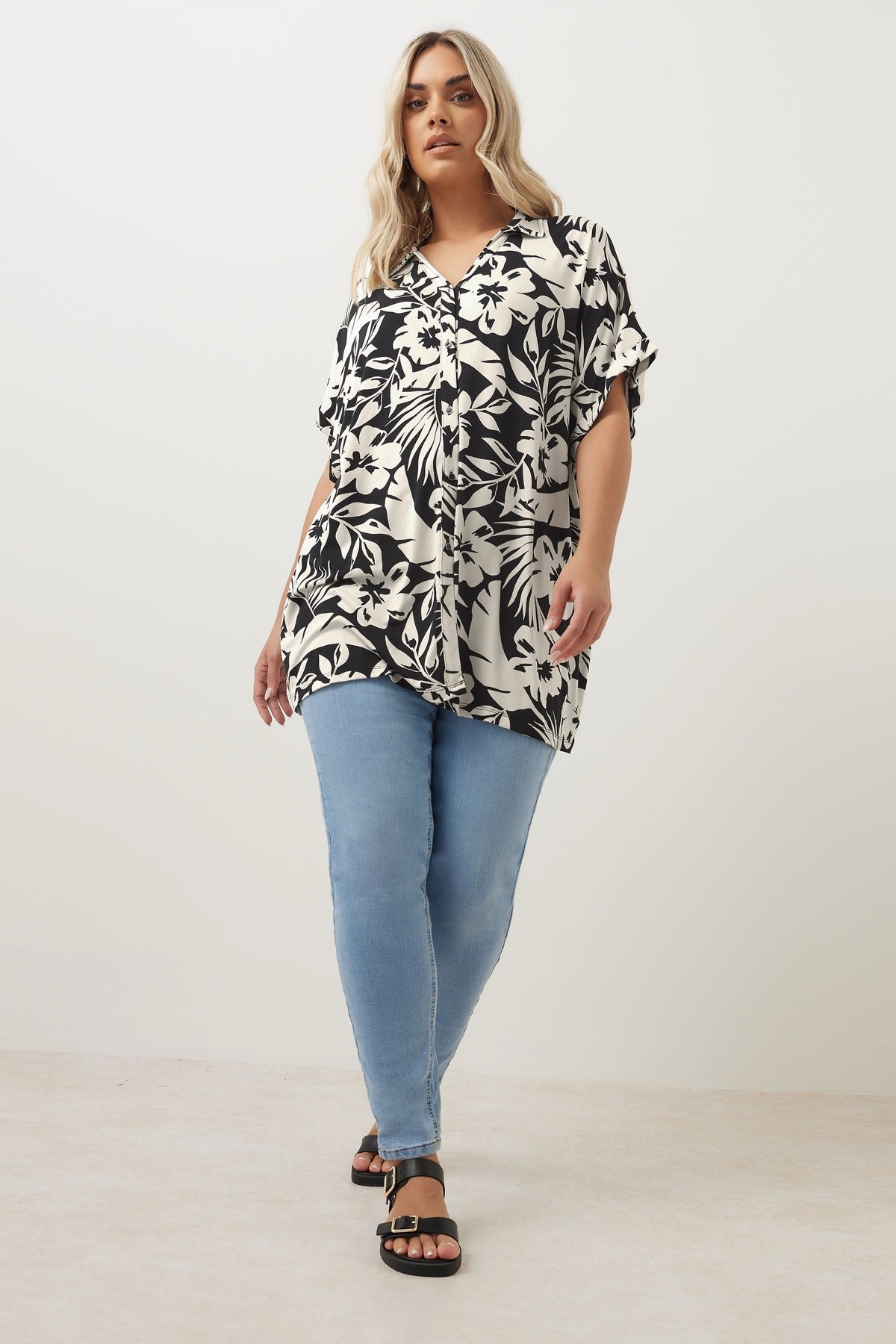 Büyük Beden Kısa Kollu Çiçek Desenli Gömlek 303686