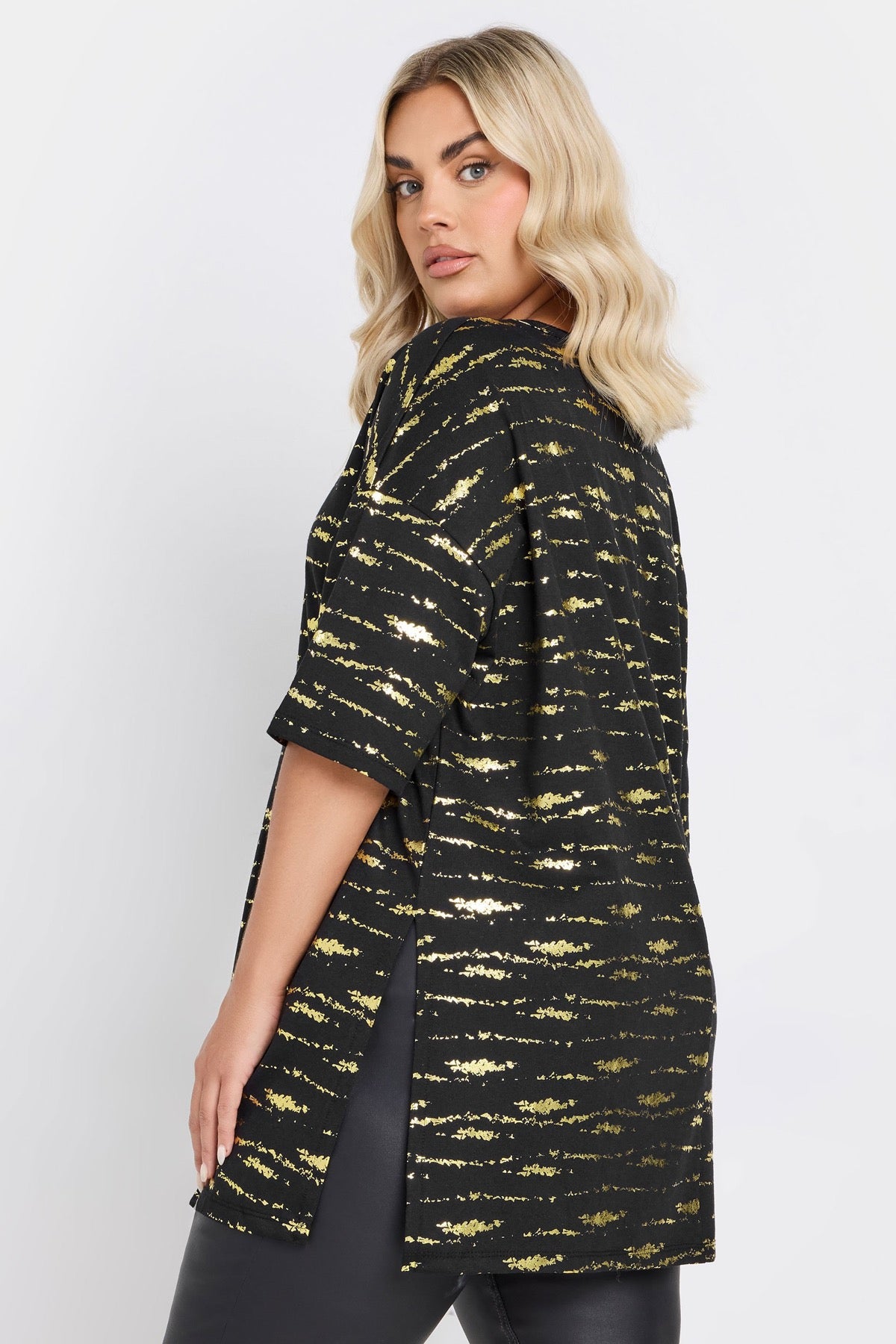 Büyük Beden Kısa Kollu Bisiklet Yaka Baskılı Yırtmaçlı Uzun T-shirt 303664