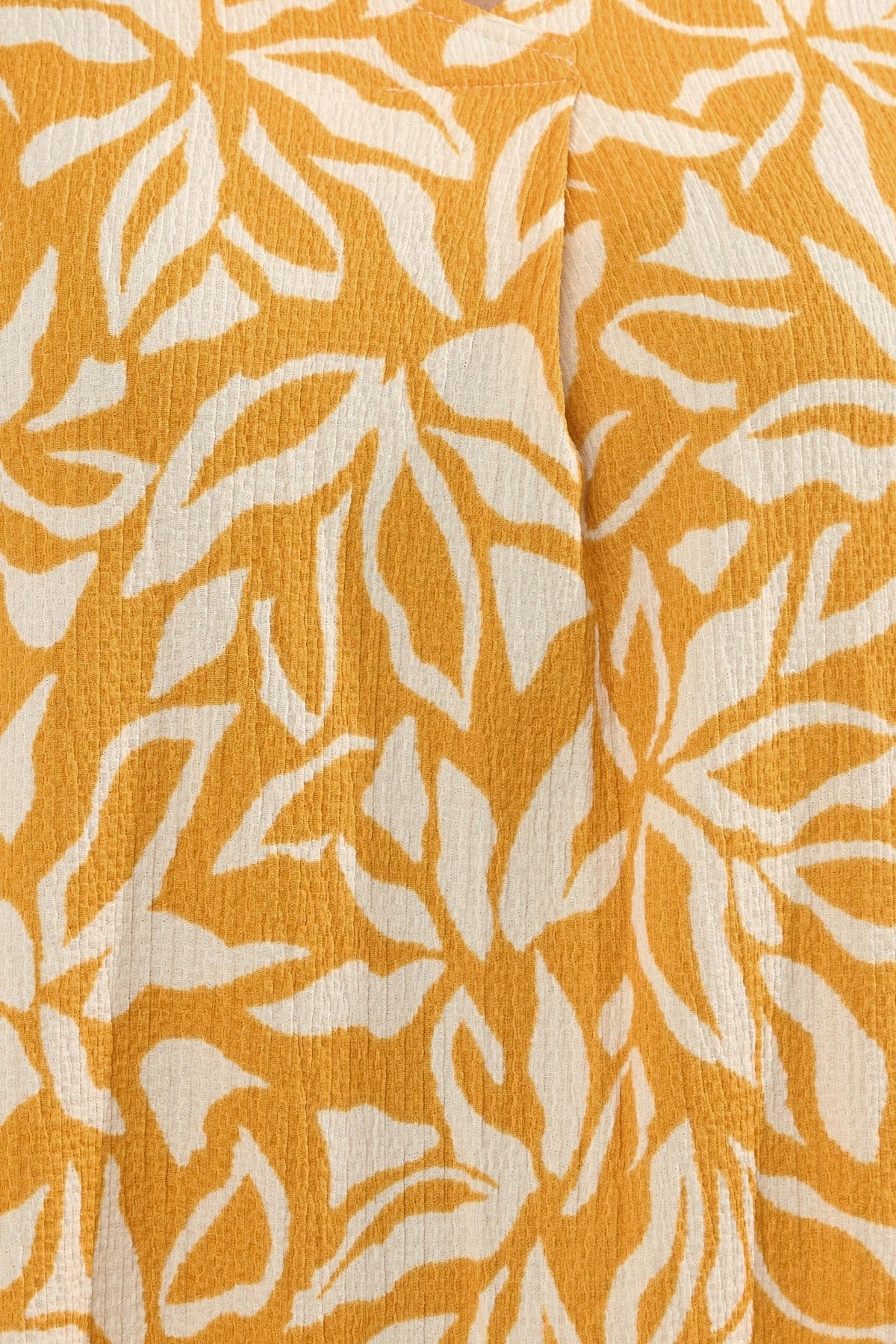 Büyük Beden V Yaka Sıfır Kol Çiçek Desenli Asimetrik Kesim T-shirt 616295