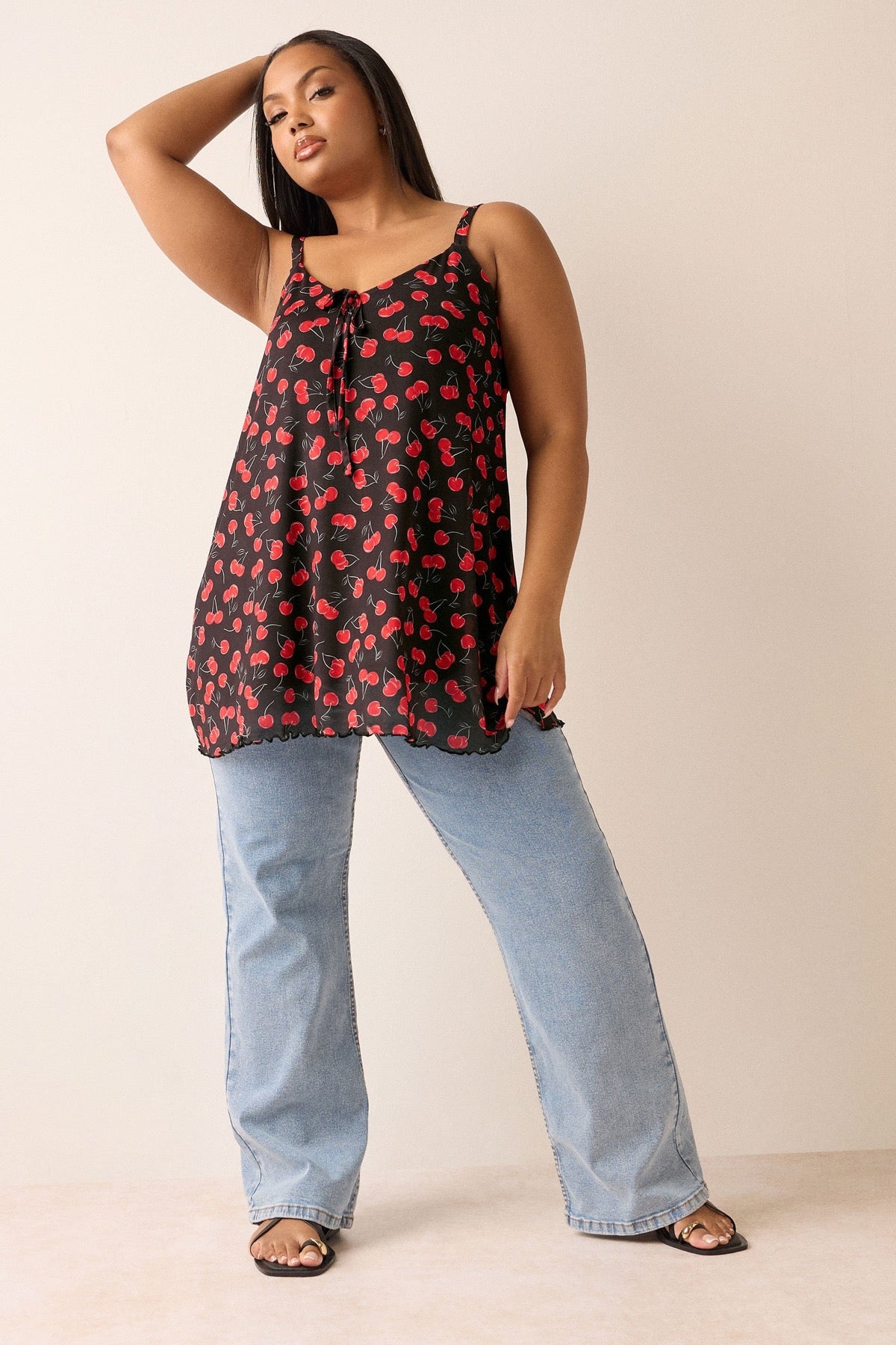 Büyük Beden V Yaka Askılı İp Detaylı Desenli T-shirt 322672