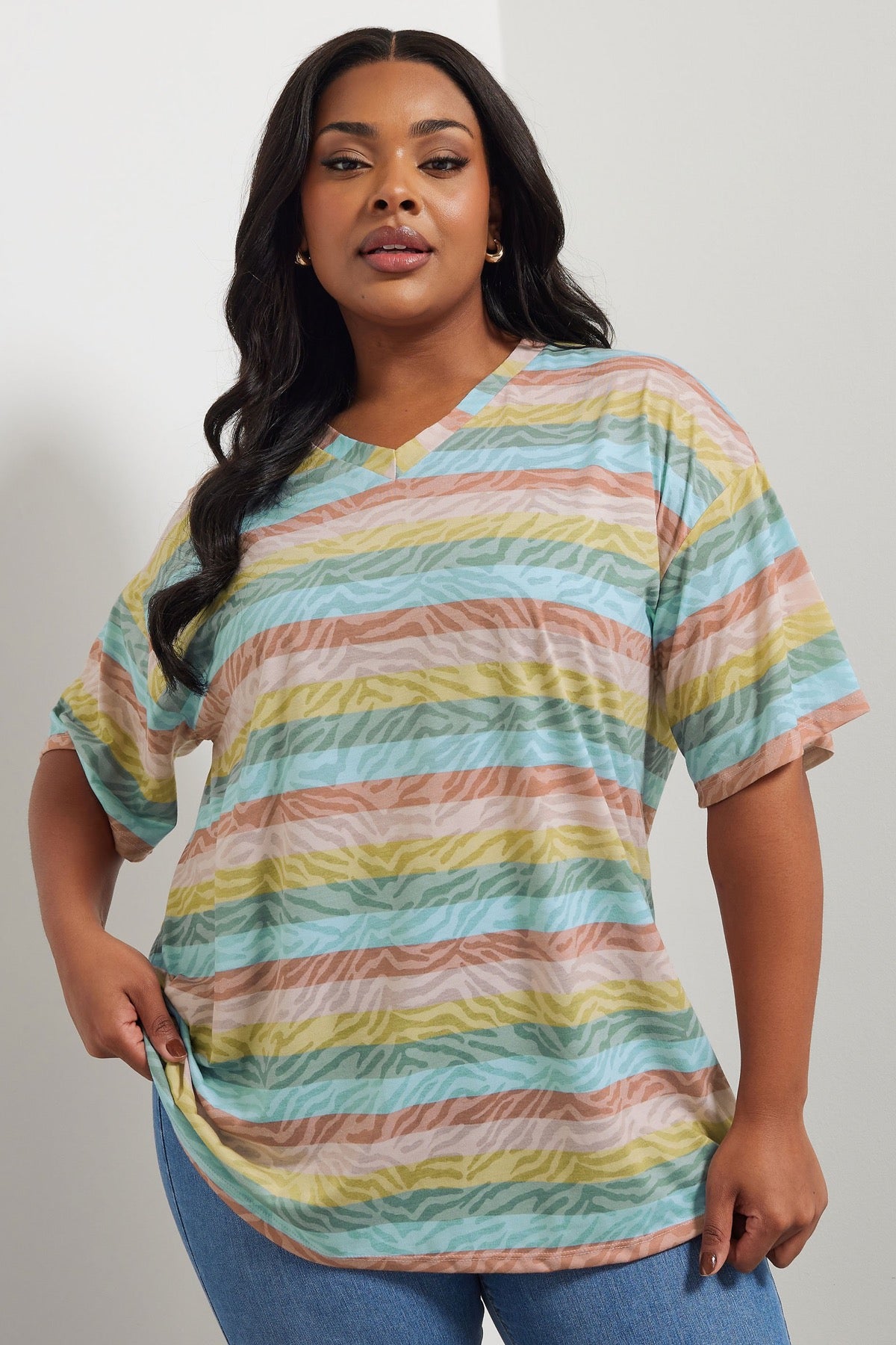 Büyük Beden V Yaka Çizgili Zebra Desenli T-shirt 303953