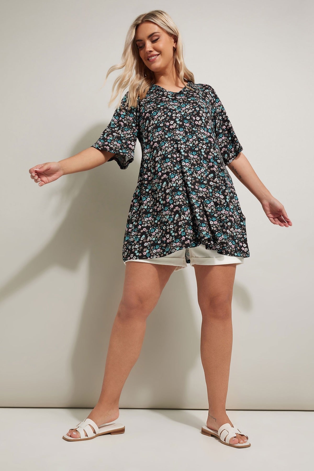 Büyük Beden V Yaka Sıfır Kol Çiçek Desenli Asimetrik Kesim T-shirt 304084