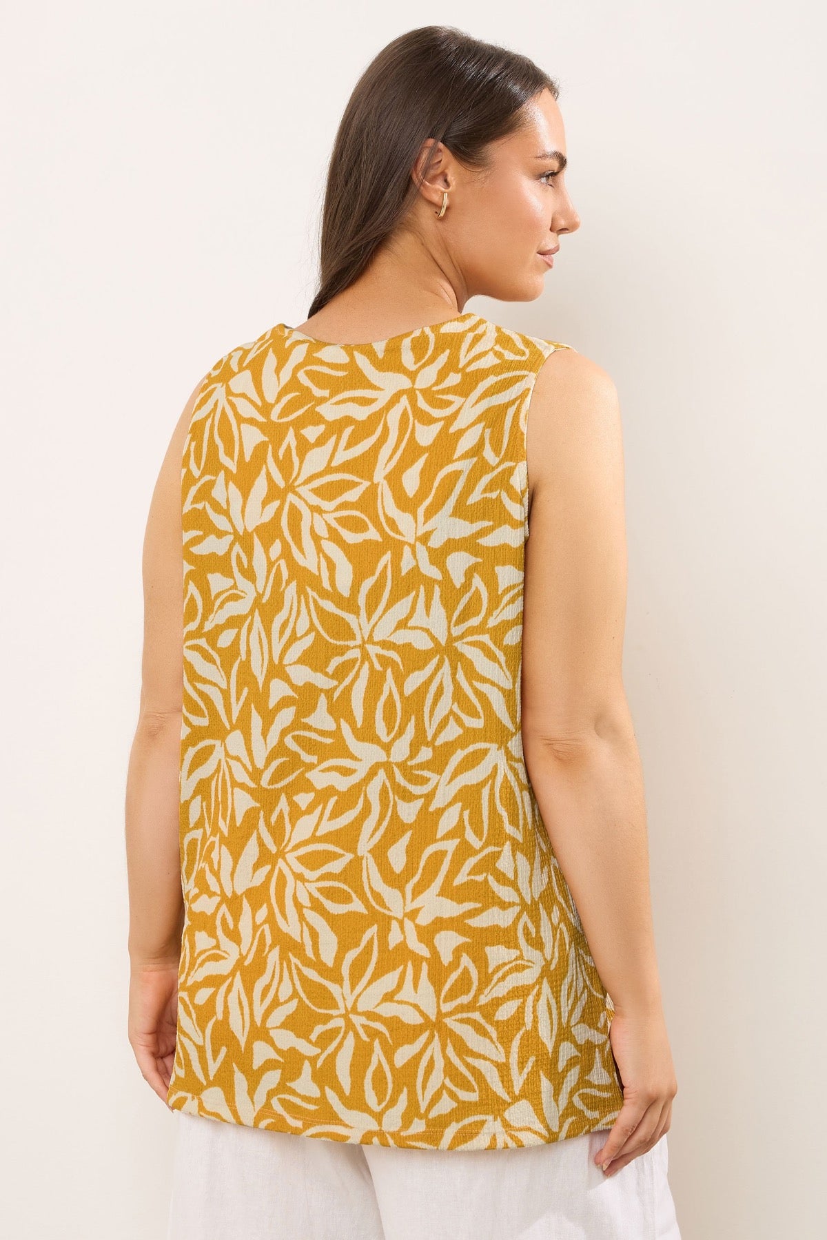 Büyük Beden V Yaka Sıfır Kol Çiçek Desenli Asimetrik Kesim T-shirt 616295