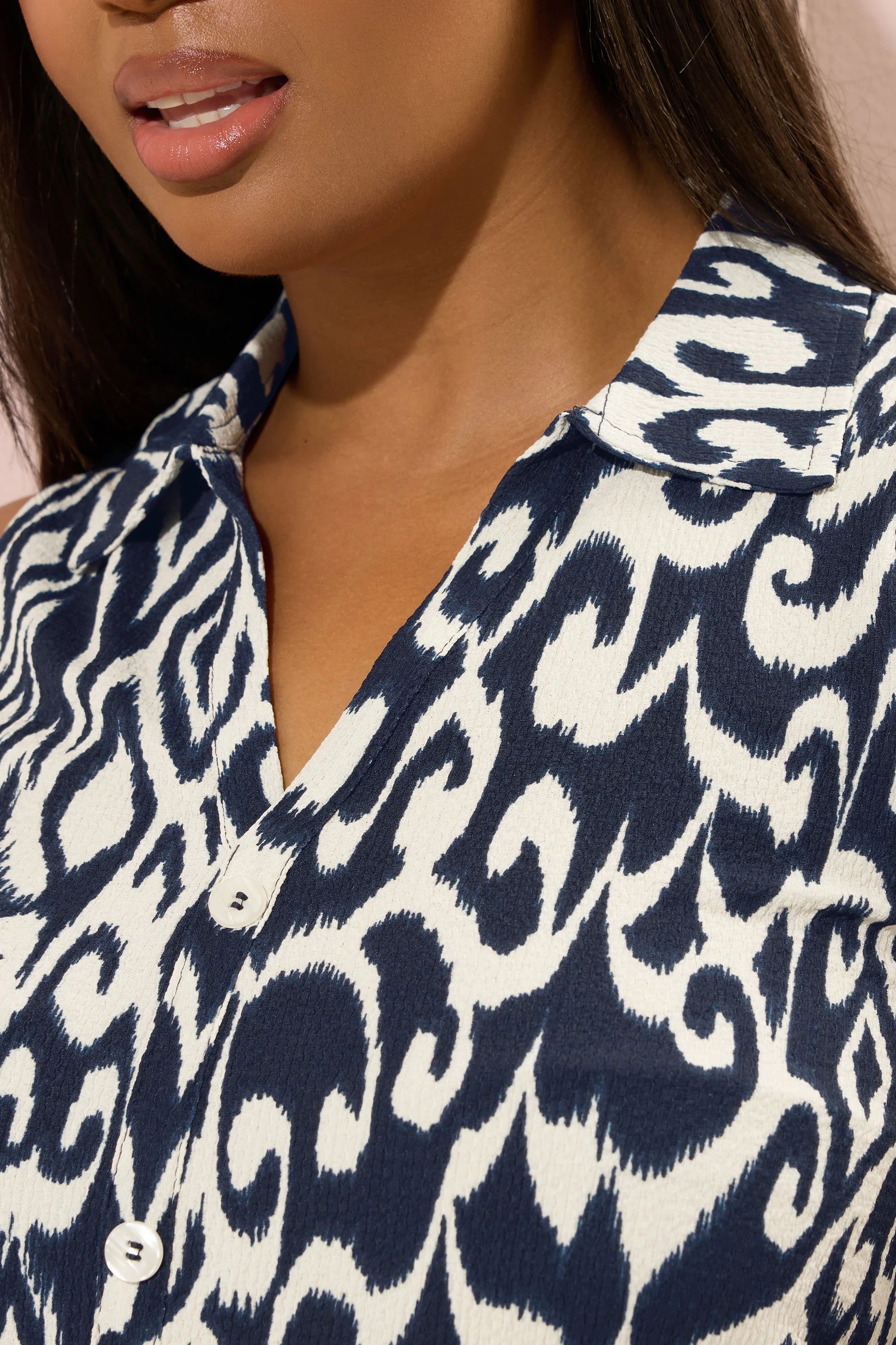 Büyük Beden Sıfır Kol Soyut Desenli Düğme Detaylı Bluz 322678