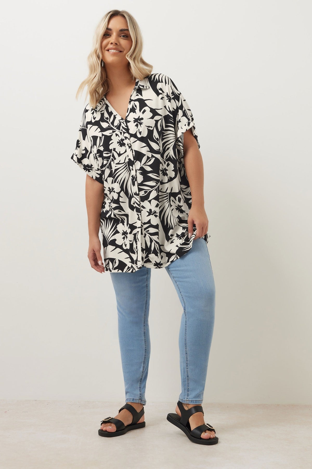 Büyük Beden Kısa Kollu Çiçek Desenli Gömlek 303686