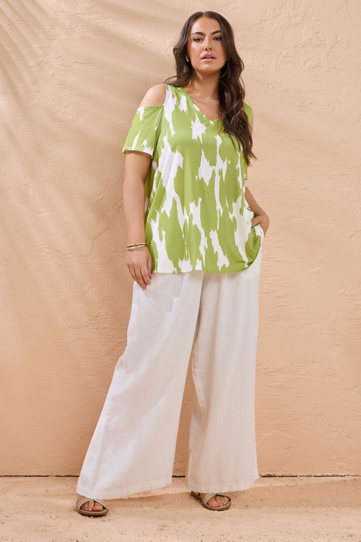 Büyük Beden V Yaka Kısa Kollu Omuz Detaylı Soyut Desenli Bluz 616307