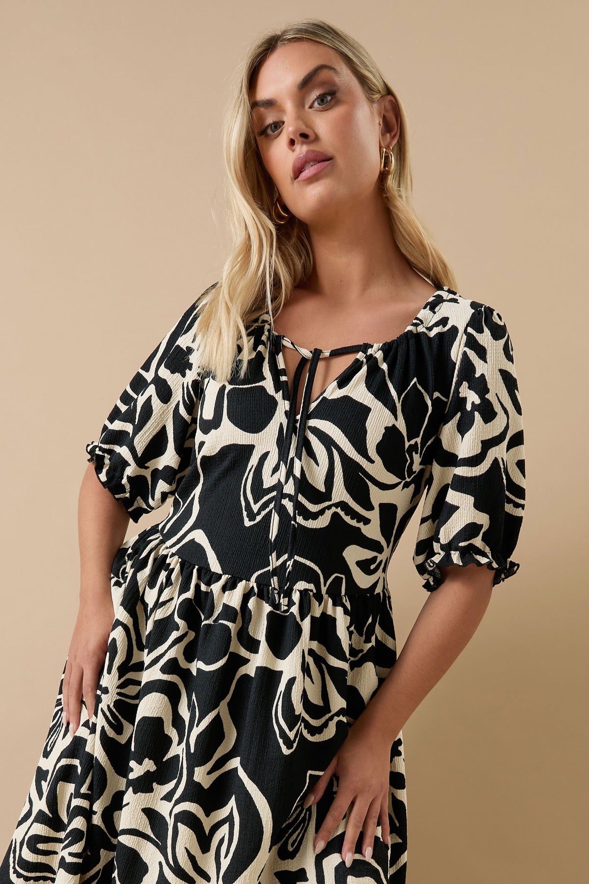 Büyük Beden Yakası Büzgülü Kısa Kollu Beli Lastikli Midi Elbise 304140