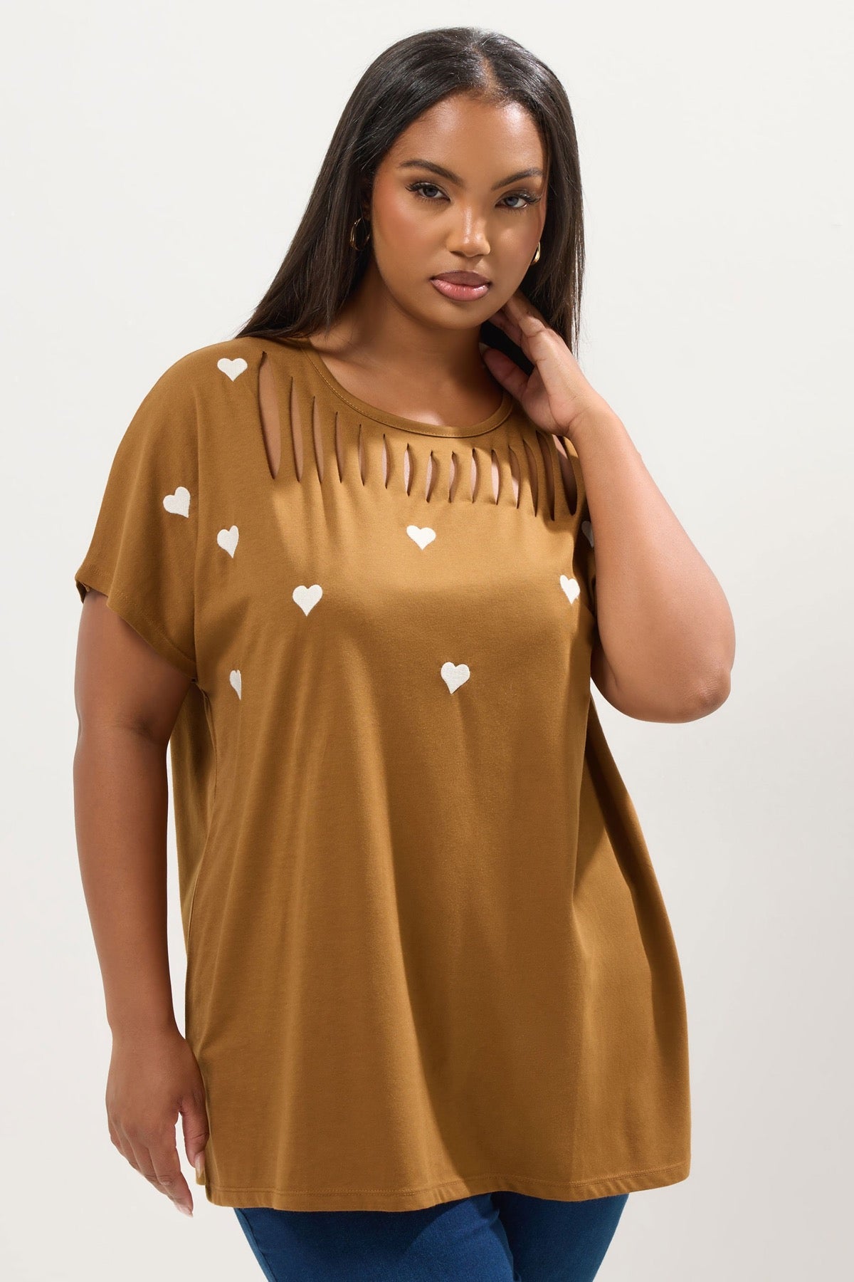 Büyük Beden Bisiklet Yaka Kısa Kollu Kalpli Yırtık Detaylı T-shirt 304392