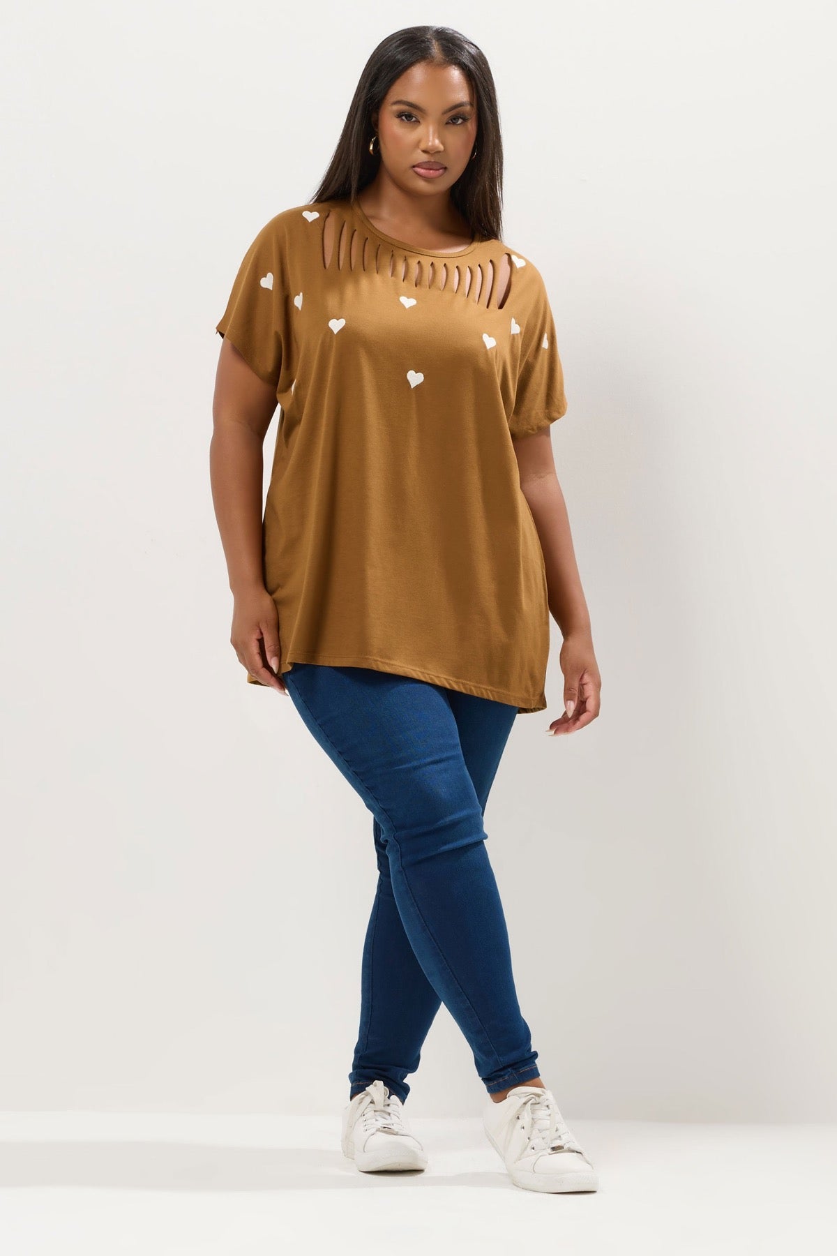 Büyük Beden Bisiklet Yaka Kısa Kollu Kalpli Yırtık Detaylı T-shirt 304392