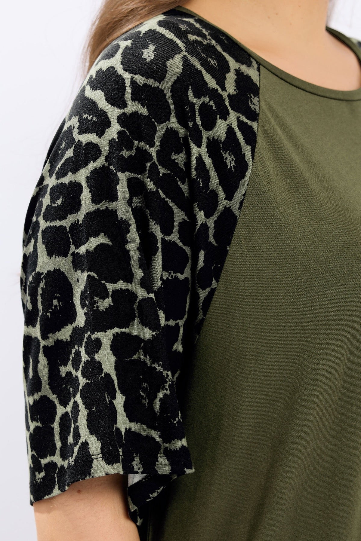 Büyük Beden Bisiklet Yaka Kısa Kollu Leopar Desenli T-shirt 322972