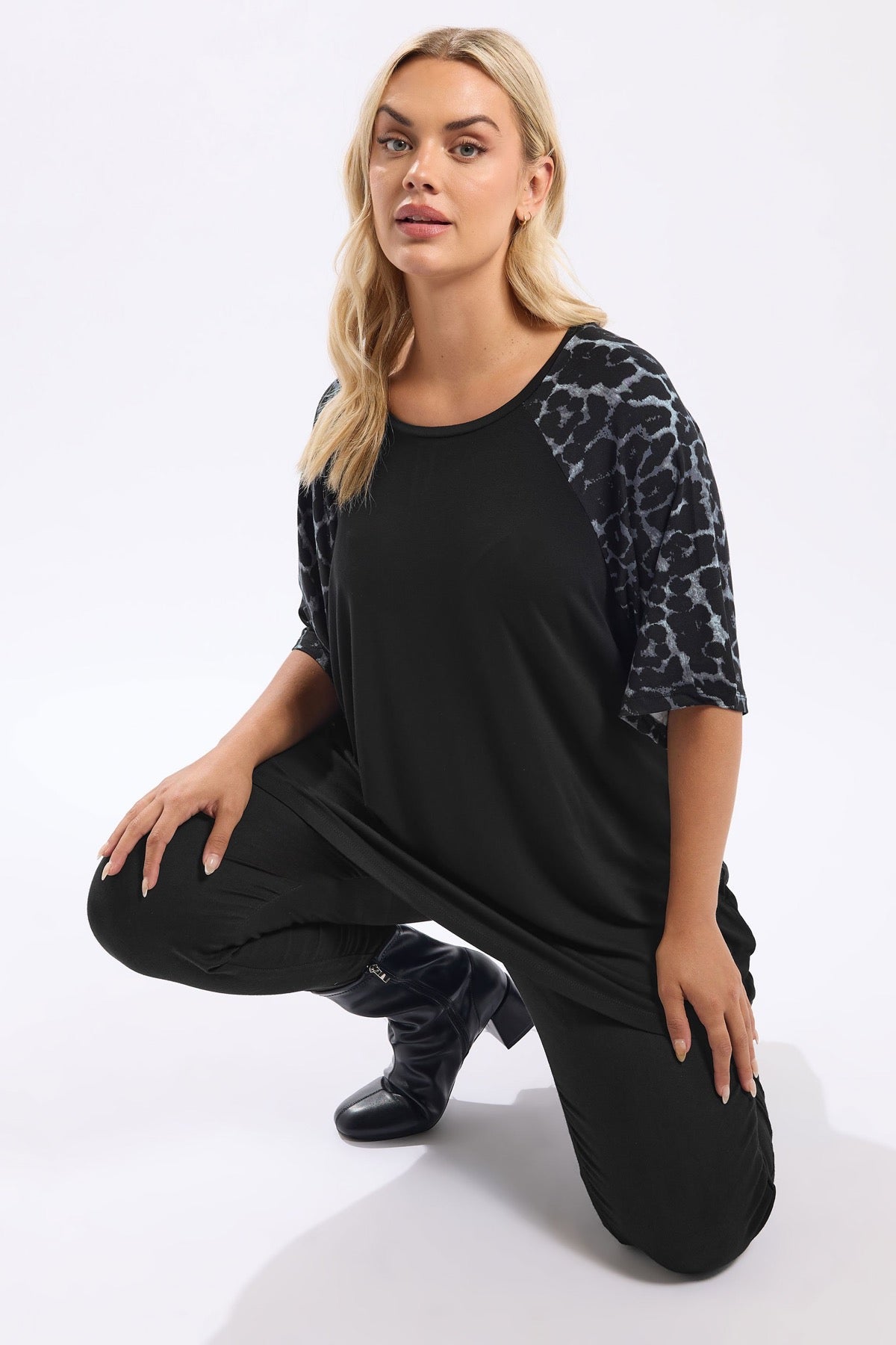 Büyük Beden Bisiklet Yaka Kısa Kollu Leopar Desenli T-shirt 322996