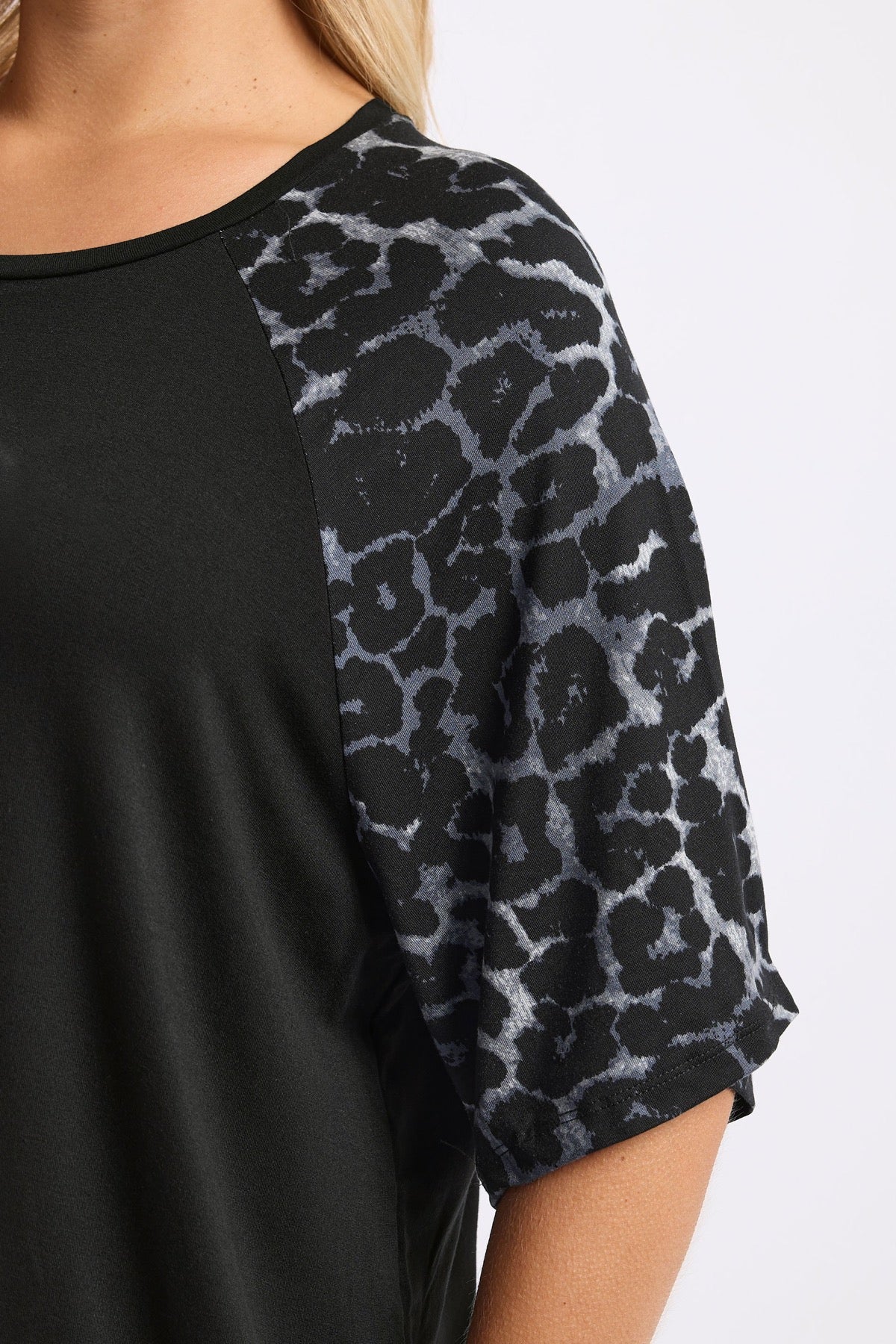 Büyük Beden Bisiklet Yaka Kısa Kollu Leopar Desenli T-shirt 322996