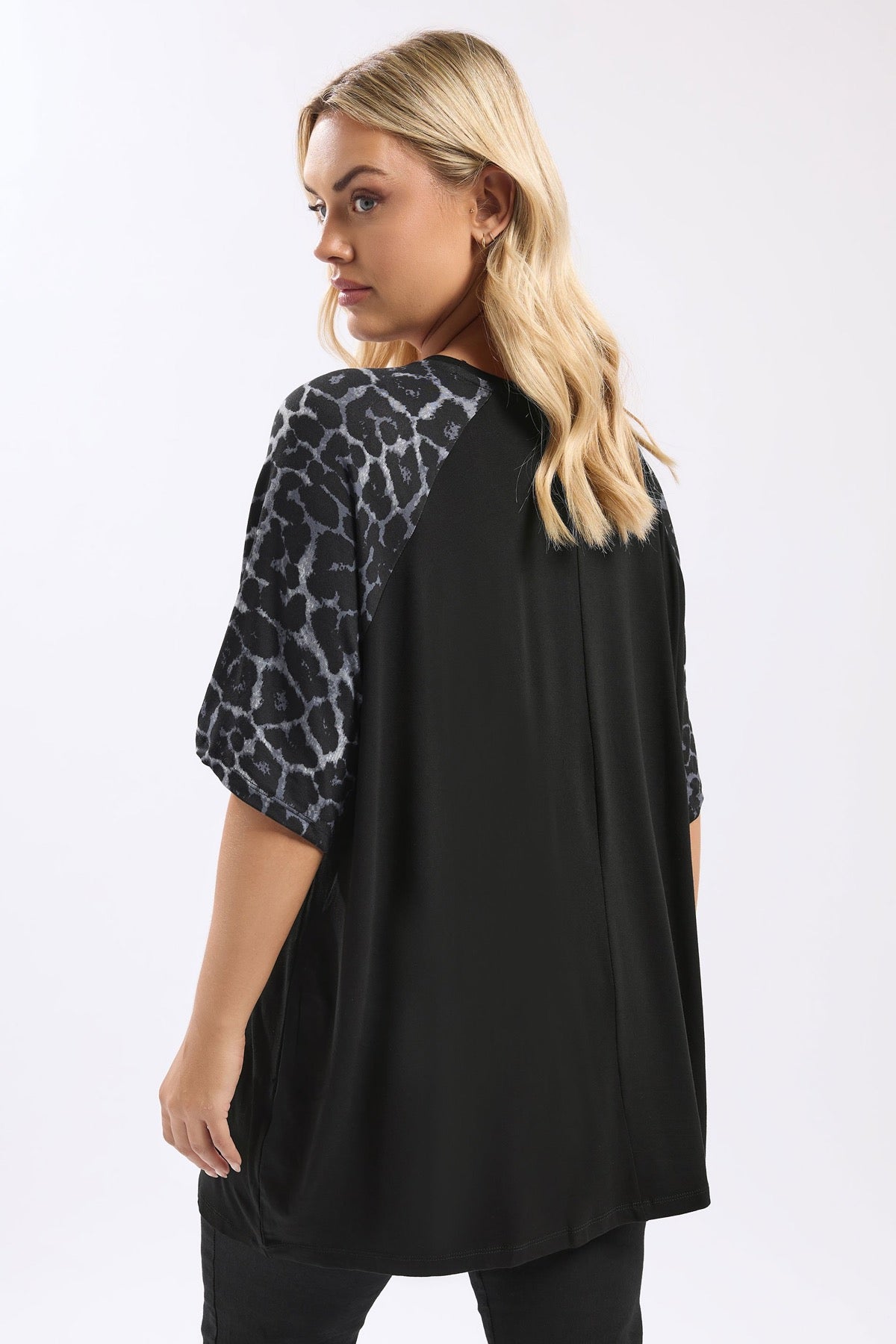 Büyük Beden Bisiklet Yaka Kısa Kollu Leopar Desenli T-shirt 322996