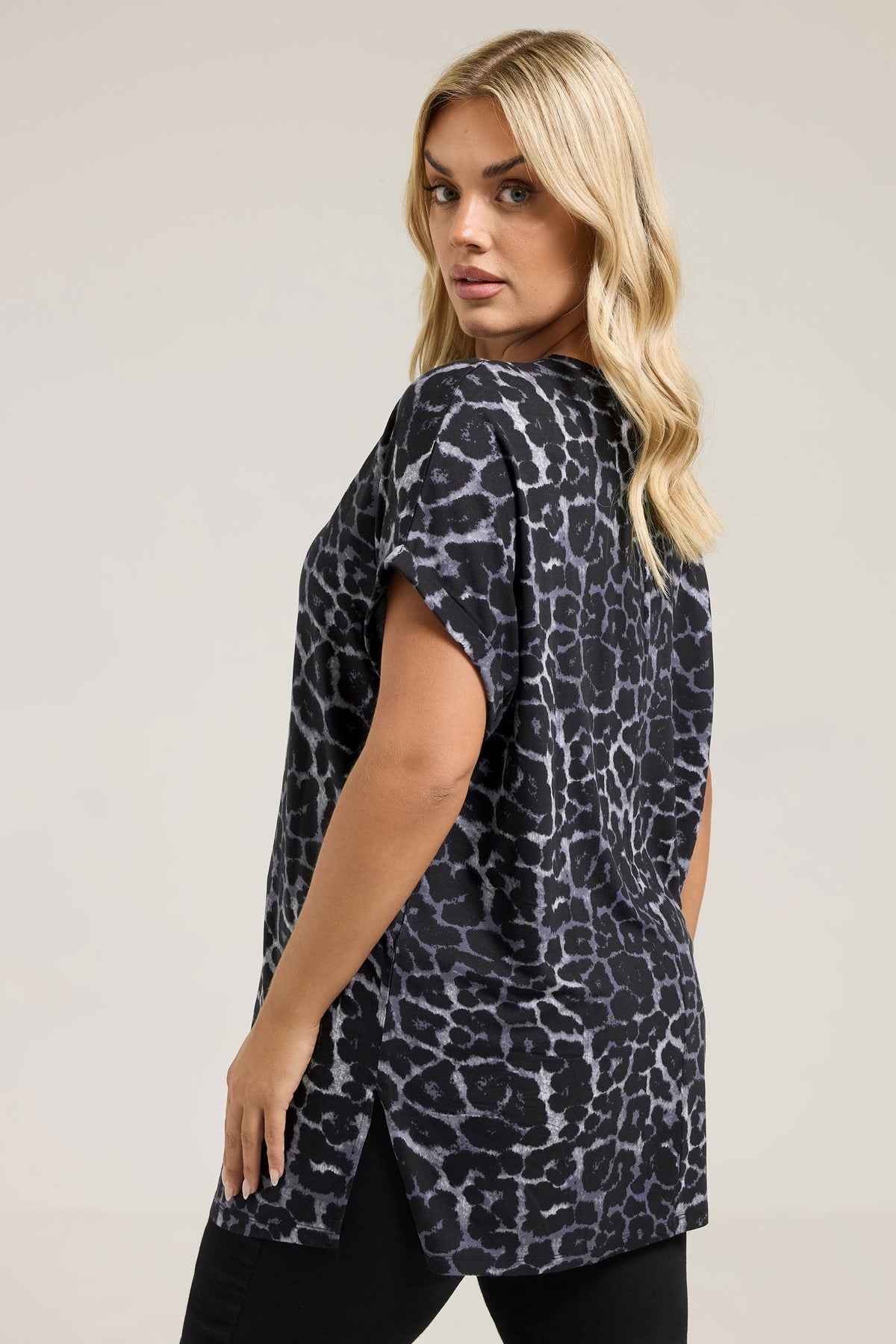 Büyük Beden Bisiklet Yaka Kısa Kollu Leopar Desenli T-shirt 322997